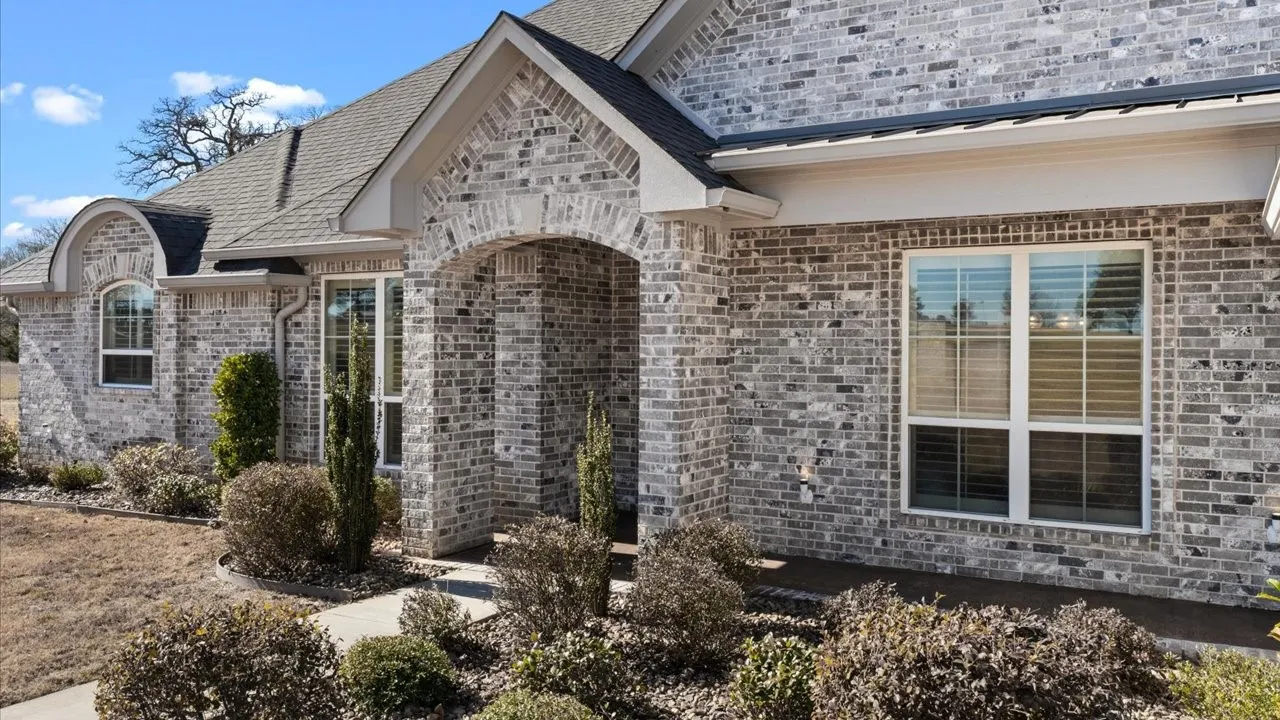 Single Family Residence For Sale in Smith County , 15631 Stallion Lake Boulevard, Lindale, Texas 75771, 4 Bedroom, 3 Bathroom, 2 Garage spaces, 3,489 Sqft, built in 2018, mls#21404541, Real Estate Agent in Lindale, Homes For Sale in Smith county, Homes For Sale in Lindale, Realtor in Lindale Texas, Real Estate Brokerage Independent Realty Texas, Luminita Cordes Realtor