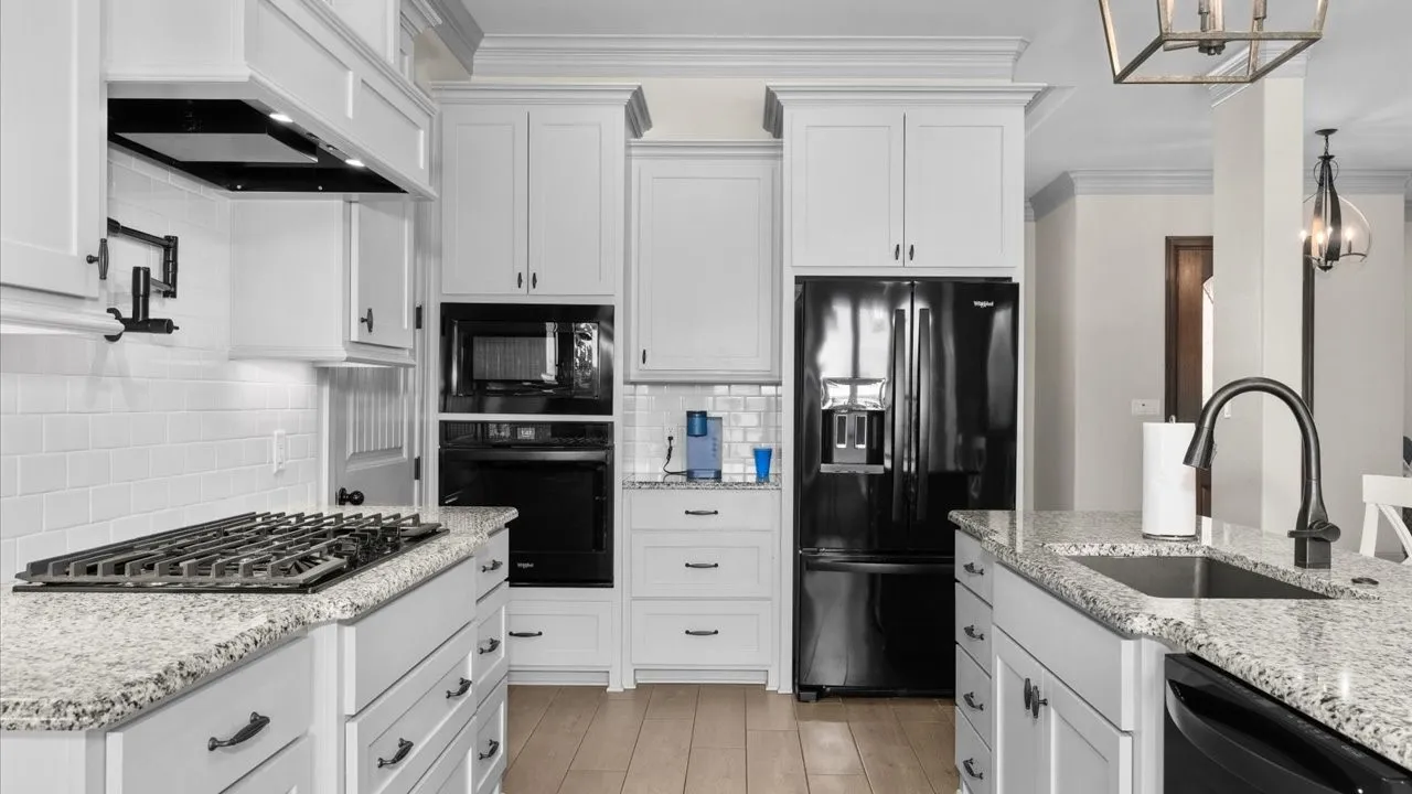 Single Family Residence For Sale in Smith County , 15631 Stallion Lake Boulevard, Lindale, Texas 75771, 4 Bedroom, 3 Bathroom, 2 Garage spaces, 3,489 Sqft, built in 2018, mls#21404541, Real Estate Agent in Lindale, Homes For Sale in Smith county, Homes For Sale in Lindale, Realtor in Lindale Texas, Real Estate Brokerage Independent Realty Texas, Luminita Cordes Realtor
