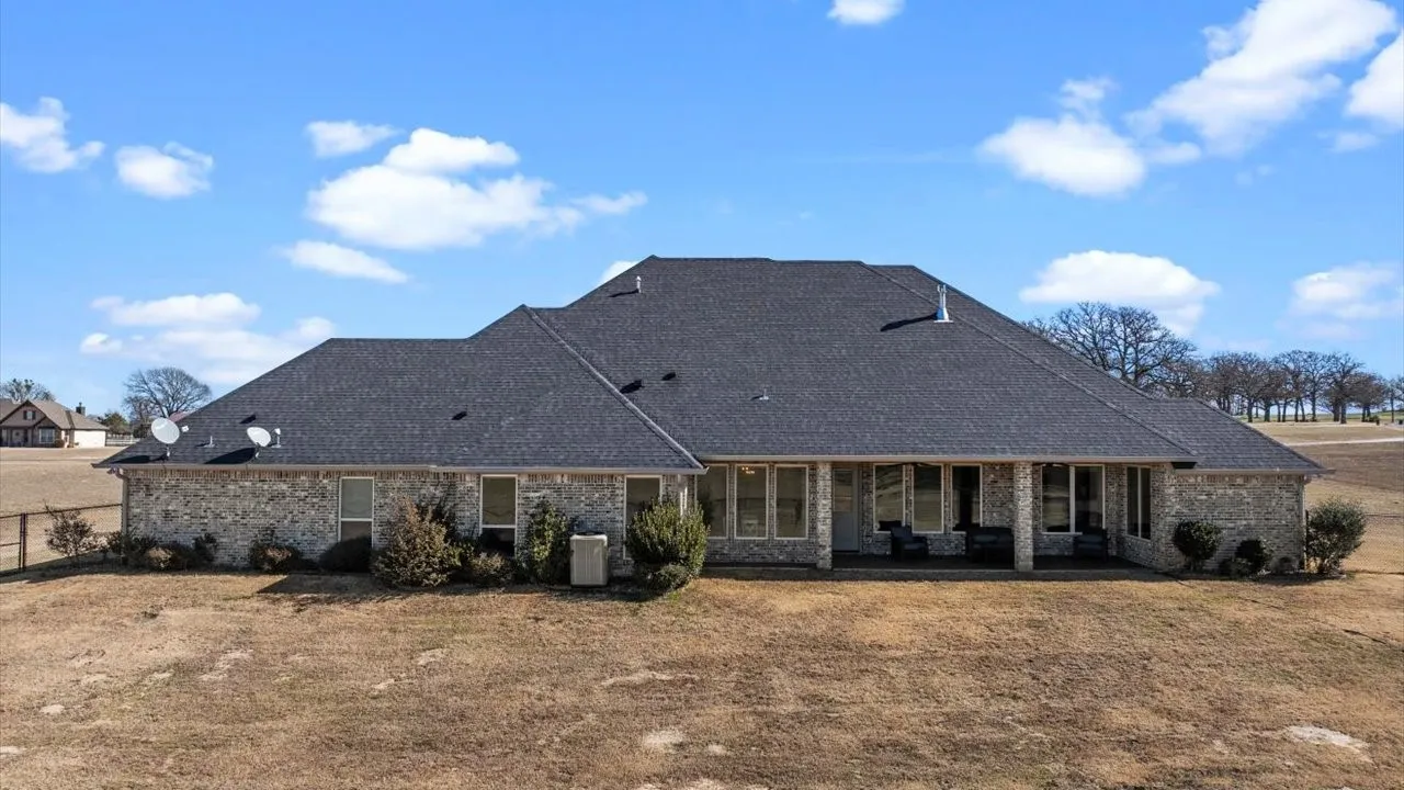 Single Family Residence For Sale in Smith County , 15631 Stallion Lake Boulevard, Lindale, Texas 75771, 4 Bedroom, 3 Bathroom, 2 Garage spaces, 3,489 Sqft, built in 2018, mls#21404541, Real Estate Agent in Lindale, Homes For Sale in Smith county, Homes For Sale in Lindale, Realtor in Lindale Texas, Real Estate Brokerage Independent Realty Texas, Luminita Cordes Realtor