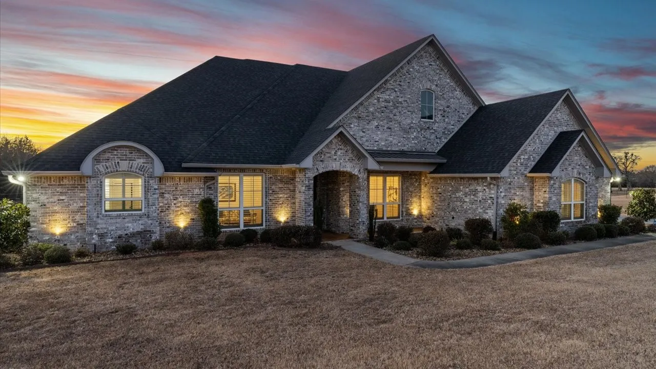 Single Family Residence For Sale in Smith County , 15631 Stallion Lake Boulevard, Lindale, Texas 75771, 4 Bedroom, 3 Bathroom, 2 Garage spaces, 3,489 Sqft, built in 2018, mls#21404541, Real Estate Agent in Lindale, Homes For Sale in Smith county, Homes For Sale in Lindale, Realtor in Lindale Texas, Real Estate Brokerage Independent Realty Texas, Luminita Cordes Realtor