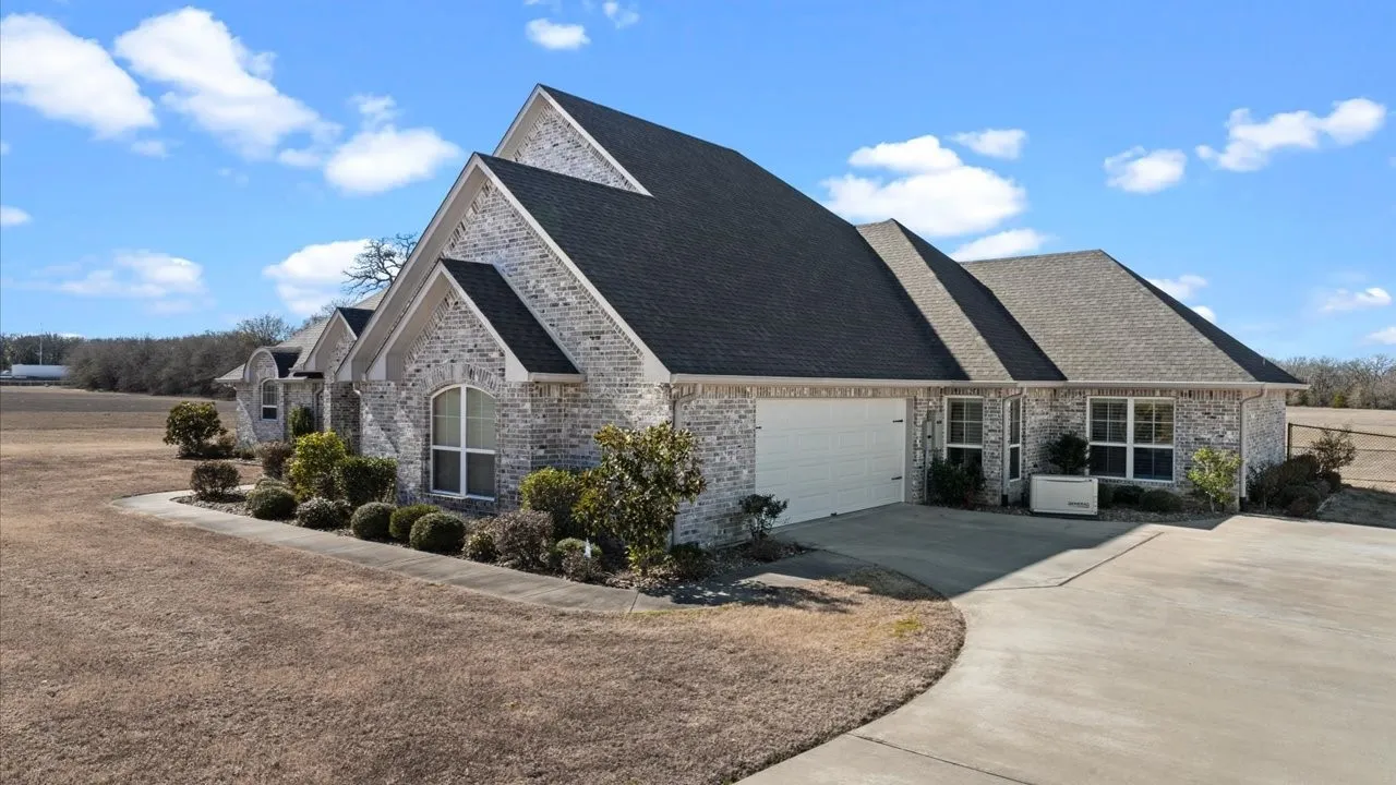 Single Family Residence For Sale in Smith County , 15631 Stallion Lake Boulevard, Lindale, Texas 75771, 4 Bedroom, 3 Bathroom, 2 Garage spaces, 3,489 Sqft, built in 2018, mls#21404541, Real Estate Agent in Lindale, Homes For Sale in Smith county, Homes For Sale in Lindale, Realtor in Lindale Texas, Real Estate Brokerage Independent Realty Texas, Luminita Cordes Realtor