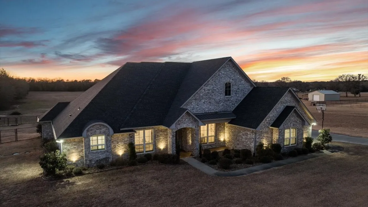 Single Family Residence For Sale in Smith County , 15631 Stallion Lake Boulevard, Lindale, Texas 75771, 4 Bedroom, 3 Bathroom, 2 Garage spaces, 3,489 Sqft, built in 2018, mls#21404541, Real Estate Agent in Lindale, Homes For Sale in Smith county, Homes For Sale in Lindale, Realtor in Lindale Texas, Real Estate Brokerage Independent Realty Texas, Luminita Cordes Realtor