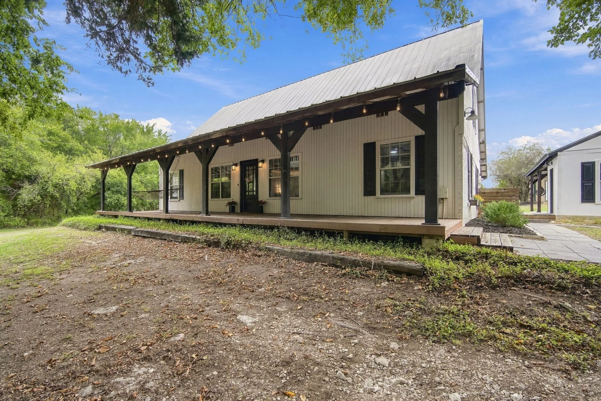 Single Family Residence For Sale in Ellis County , 3410 Skinner Road, Midlothian, Texas 76065, 4 Bedroom, 4 Bathroom, Garage spaces, 2,408 Sqft, built in 2000, mls#21401316, Real Estate Agent in Midlothian, Homes For Sale in Ellis county, Homes For Sale in Midlothian, Realtor in Midlothian Texas, Real Estate Brokerage Independent Realty Texas, Luminita Cordes Realtor