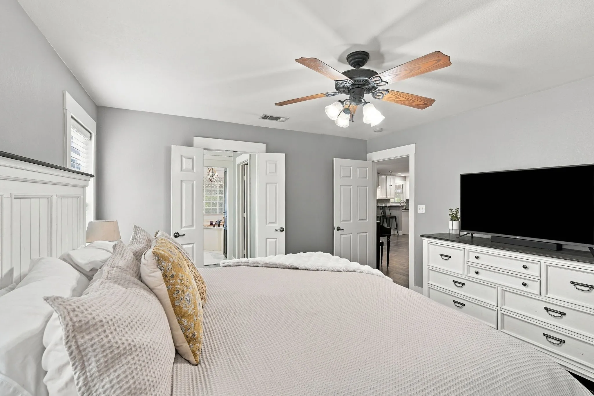 Single Family Residence For Sale in Ellis County , 3410 Skinner Road, Midlothian, Texas 76065, 4 Bedroom, 4 Bathroom, Garage spaces, 2,408 Sqft, built in 2000, mls#21401316, Real Estate Agent in Midlothian, Homes For Sale in Ellis county, Homes For Sale in Midlothian, Realtor in Midlothian Texas, Real Estate Brokerage Independent Realty Texas, Luminita Cordes Realtor