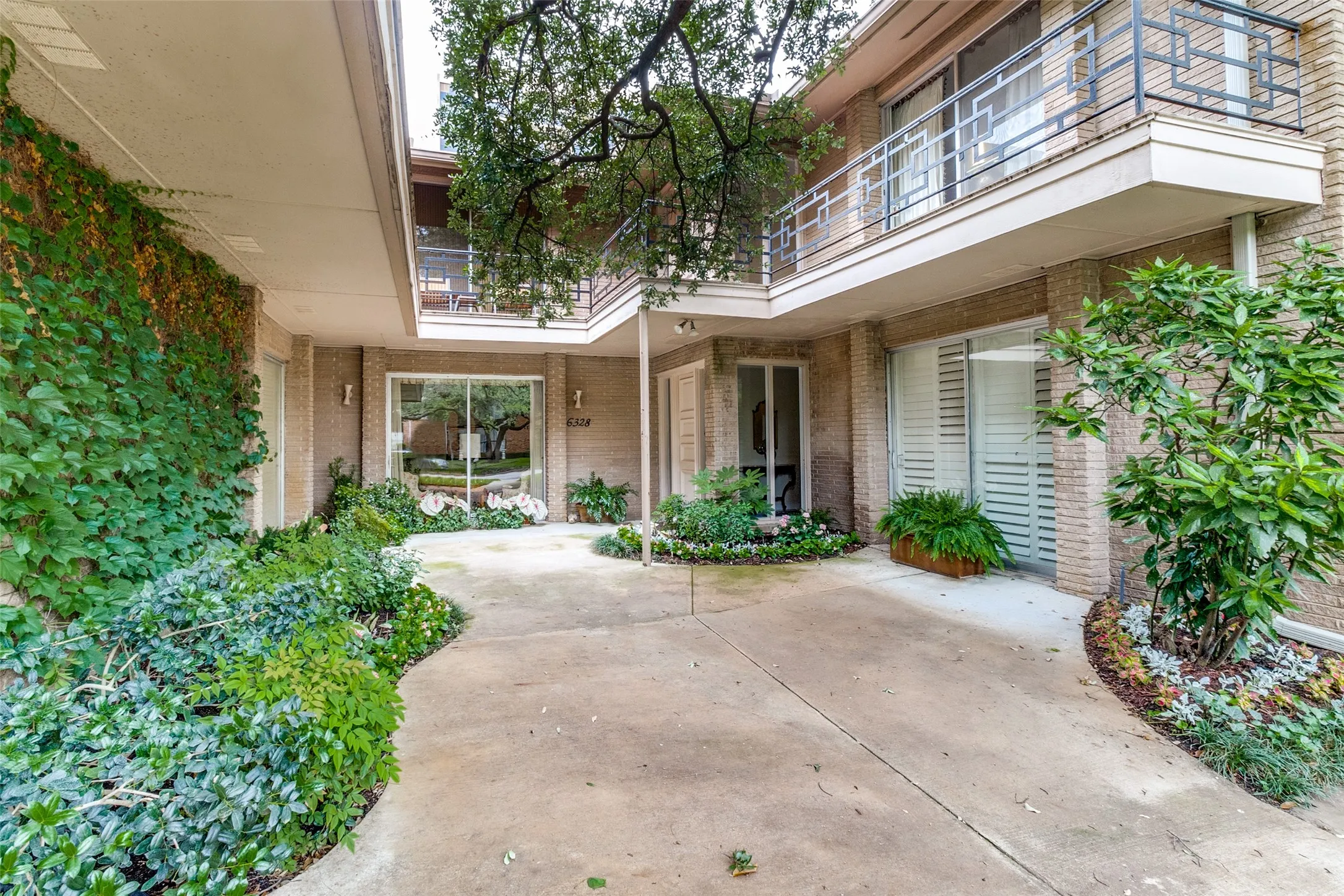 Condominium For Sale in Dallas County , 6328 Bandera Avenue C, Dallas, Texas 75225, 2 Bedroom, 2 Bathroom, Garage spaces, 1,908 Sqft, built in 1960, mls#21381642, Real Estate Agent in Dallas, Homes For Sale in Dallas county, Homes For Sale in Dallas, Realtor in Dallas Texas, Real Estate Brokerage Independent Realty Texas, Luminita Cordes Realtor