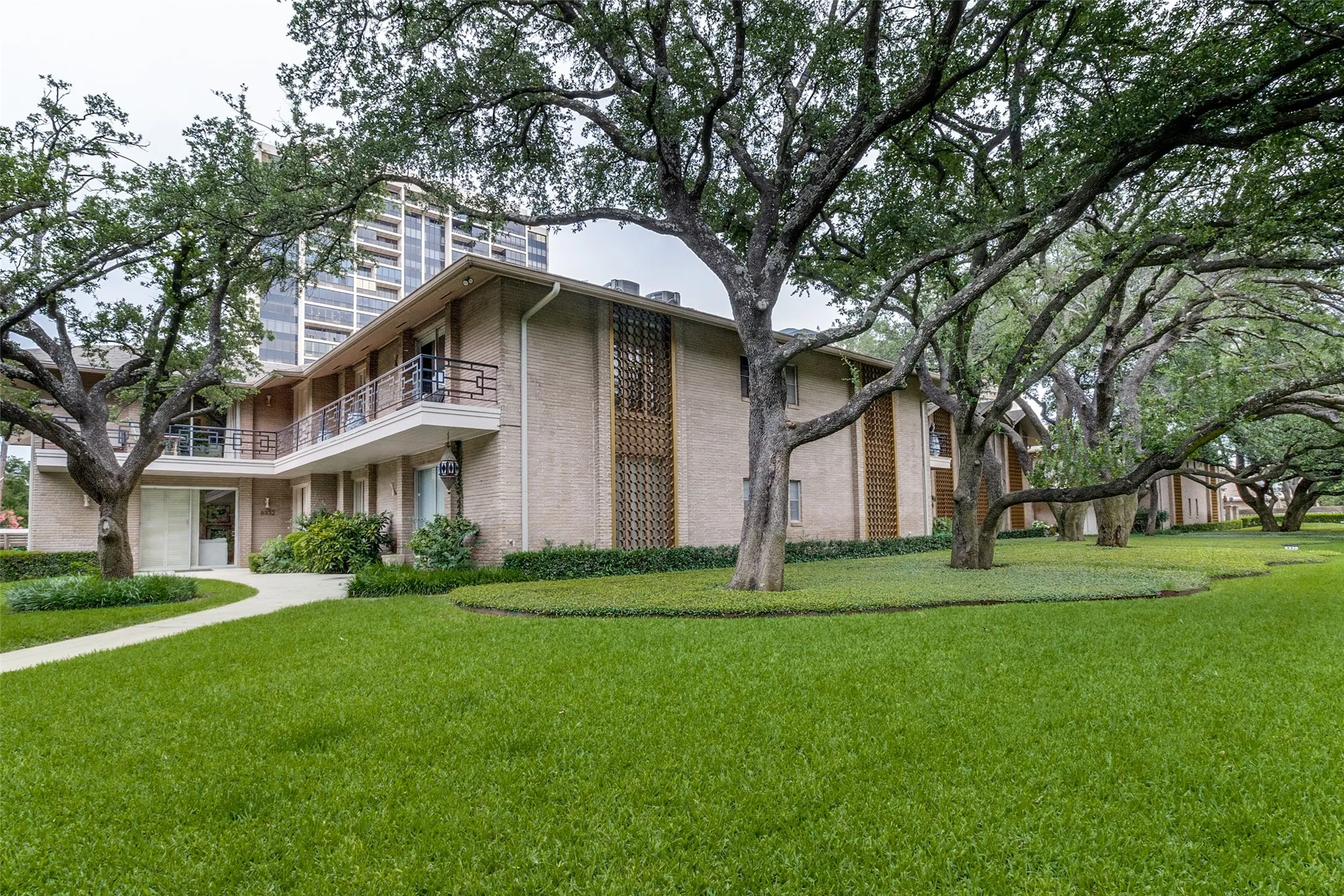 Condominium For Sale in Dallas County , 6328 Bandera Avenue C, Dallas, Texas 75225, 2 Bedroom, 2 Bathroom, Garage spaces, 1,908 Sqft, built in 1960, mls#21381642, Real Estate Agent in Dallas, Homes For Sale in Dallas county, Homes For Sale in Dallas, Realtor in Dallas Texas, Real Estate Brokerage Independent Realty Texas, Luminita Cordes Realtor