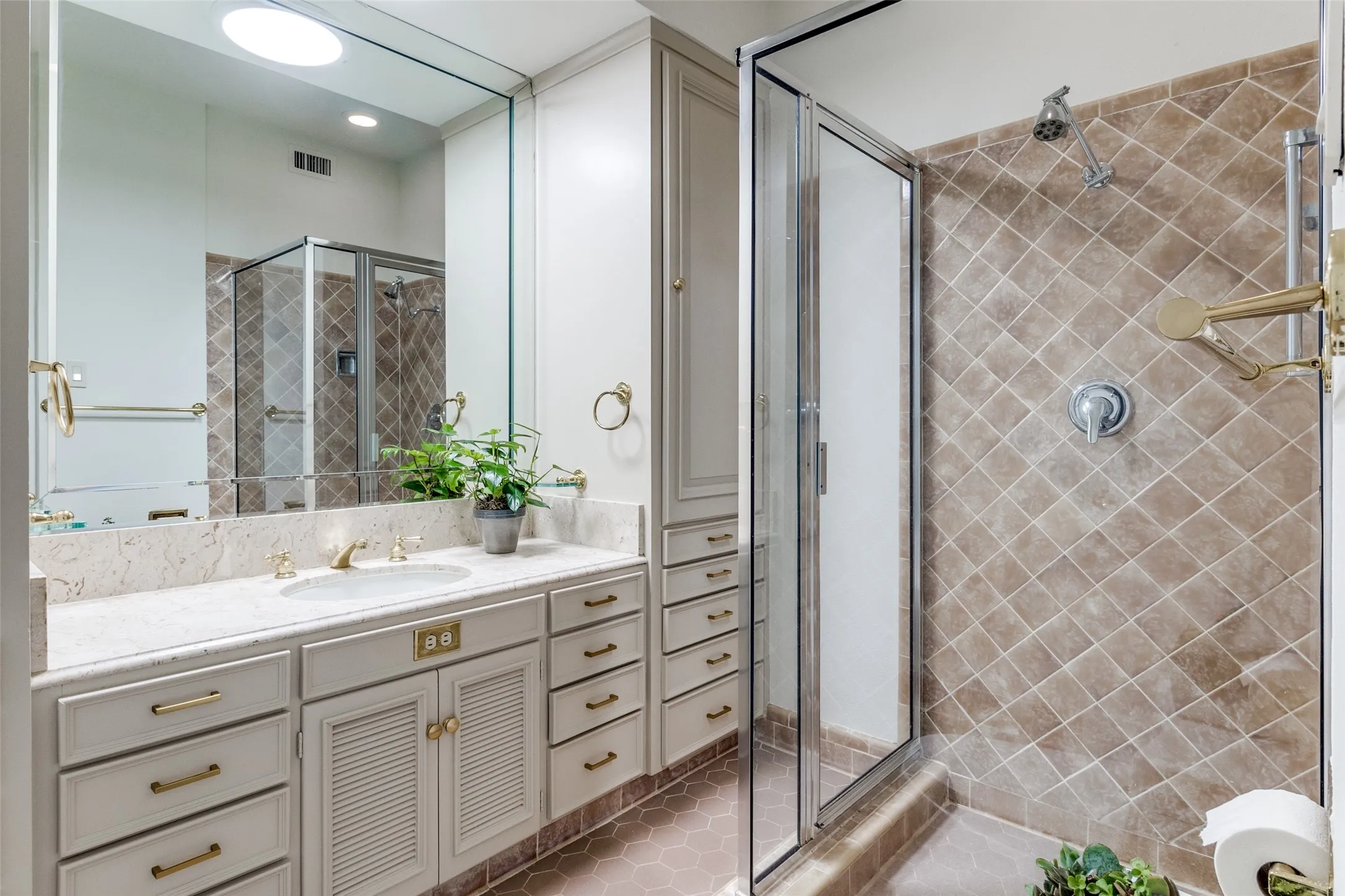 Condominium For Sale in Dallas County , 6328 Bandera Avenue C, Dallas, Texas 75225, 2 Bedroom, 2 Bathroom, Garage spaces, 1,908 Sqft, built in 1960, mls#21381642, Real Estate Agent in Dallas, Homes For Sale in Dallas county, Homes For Sale in Dallas, Realtor in Dallas Texas, Real Estate Brokerage Independent Realty Texas, Luminita Cordes Realtor