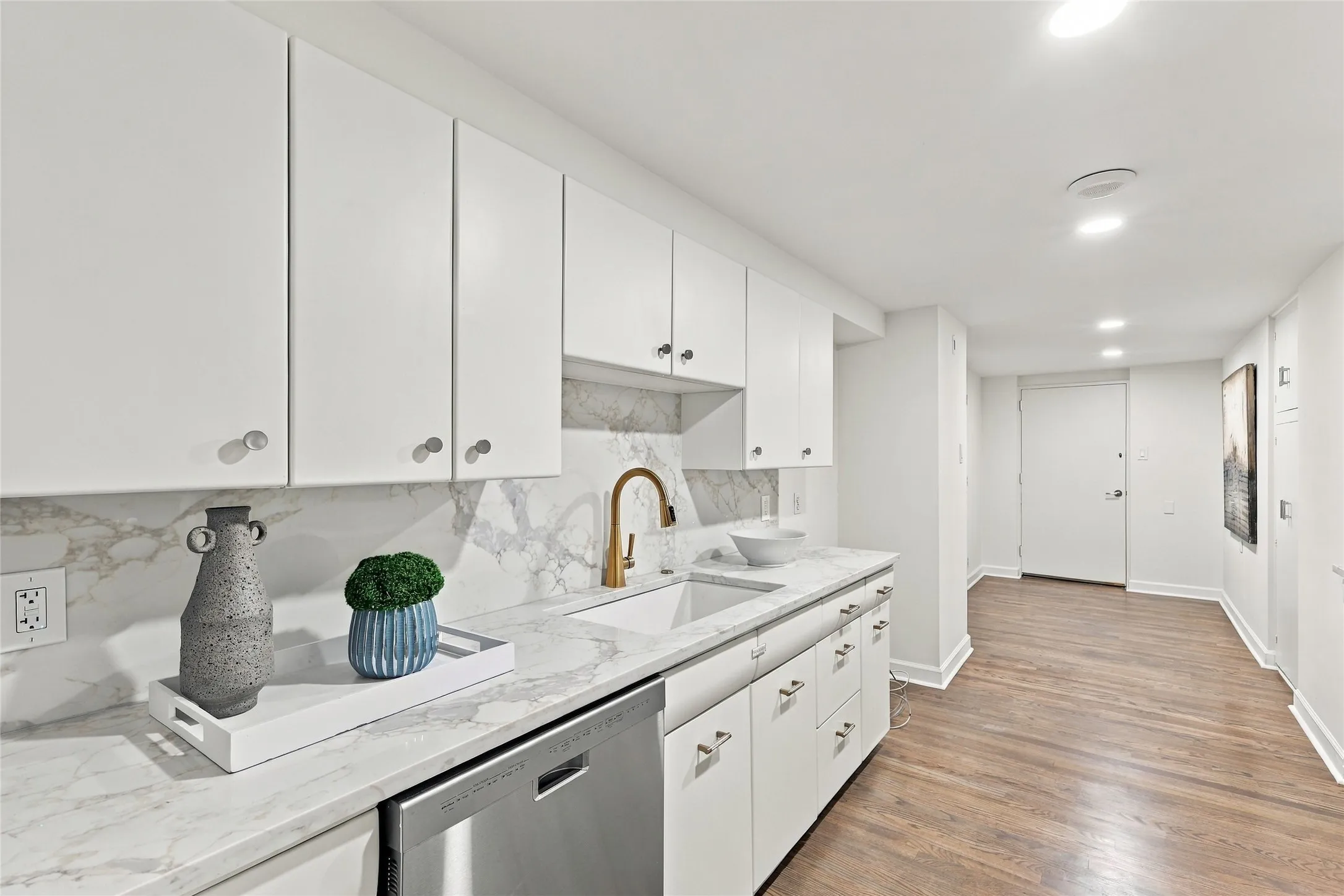 Condominium For Sale in Dallas County , 3525 Turtle Creek Boulevard 8B, Dallas, Texas 75219, 2 Bedroom, 2 Bathroom, 2 Garage spaces, 2,014 Sqft, built in 1957, mls#21411915, Real Estate Agent in Dallas, Homes For Sale in Dallas county, Homes For Sale in Dallas, Realtor in Dallas Texas, Real Estate Brokerage Independent Realty Texas, Luminita Cordes Realtor