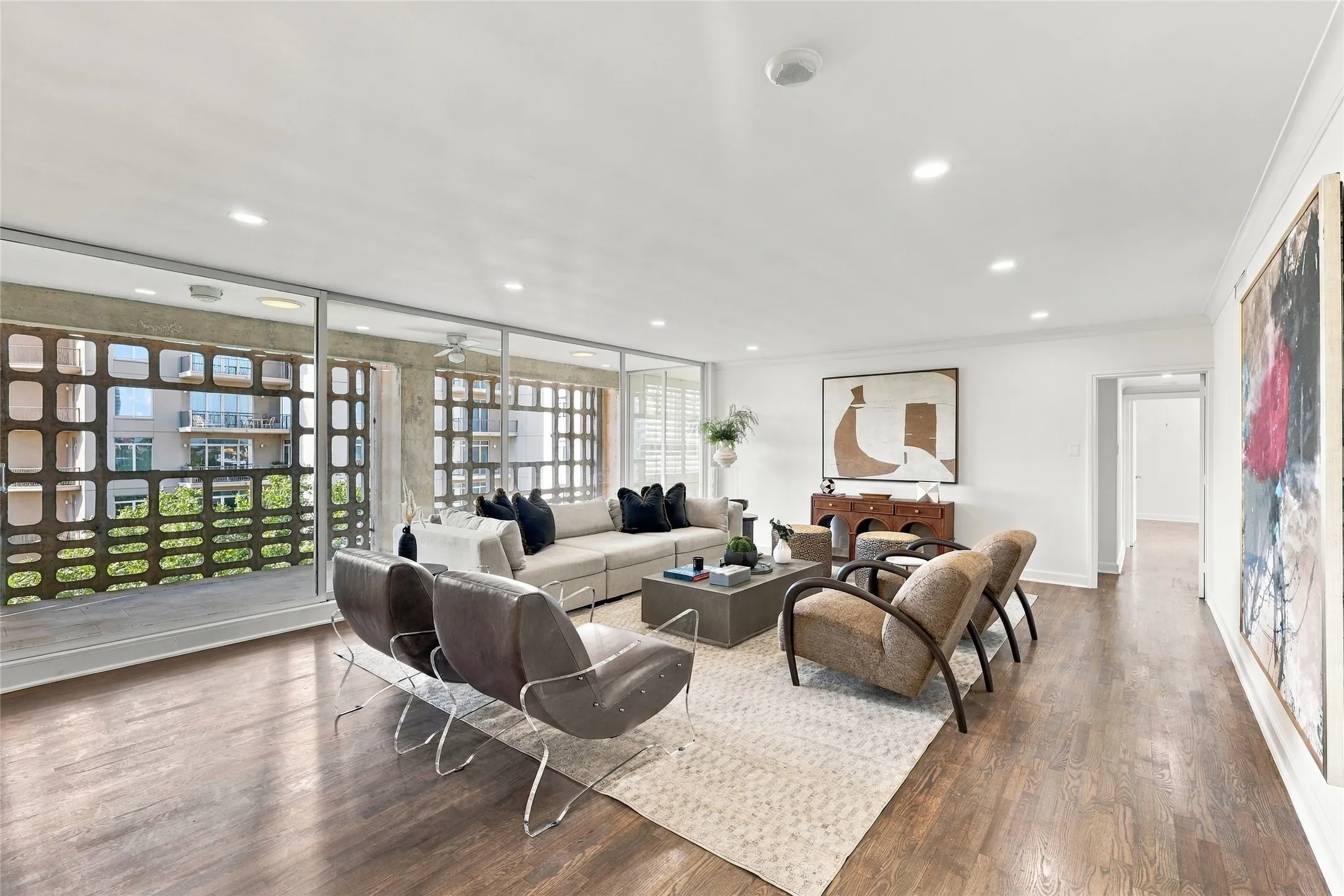 Condominium For Sale in Dallas County , 3525 Turtle Creek Boulevard 8B, Dallas, Texas 75219, 2 Bedroom, 2 Bathroom, 2 Garage spaces, 2,014 Sqft, built in 1957, mls#21411915, Real Estate Agent in Dallas, Homes For Sale in Dallas county, Homes For Sale in Dallas, Realtor in Dallas Texas, Real Estate Brokerage Independent Realty Texas, Luminita Cordes Realtor