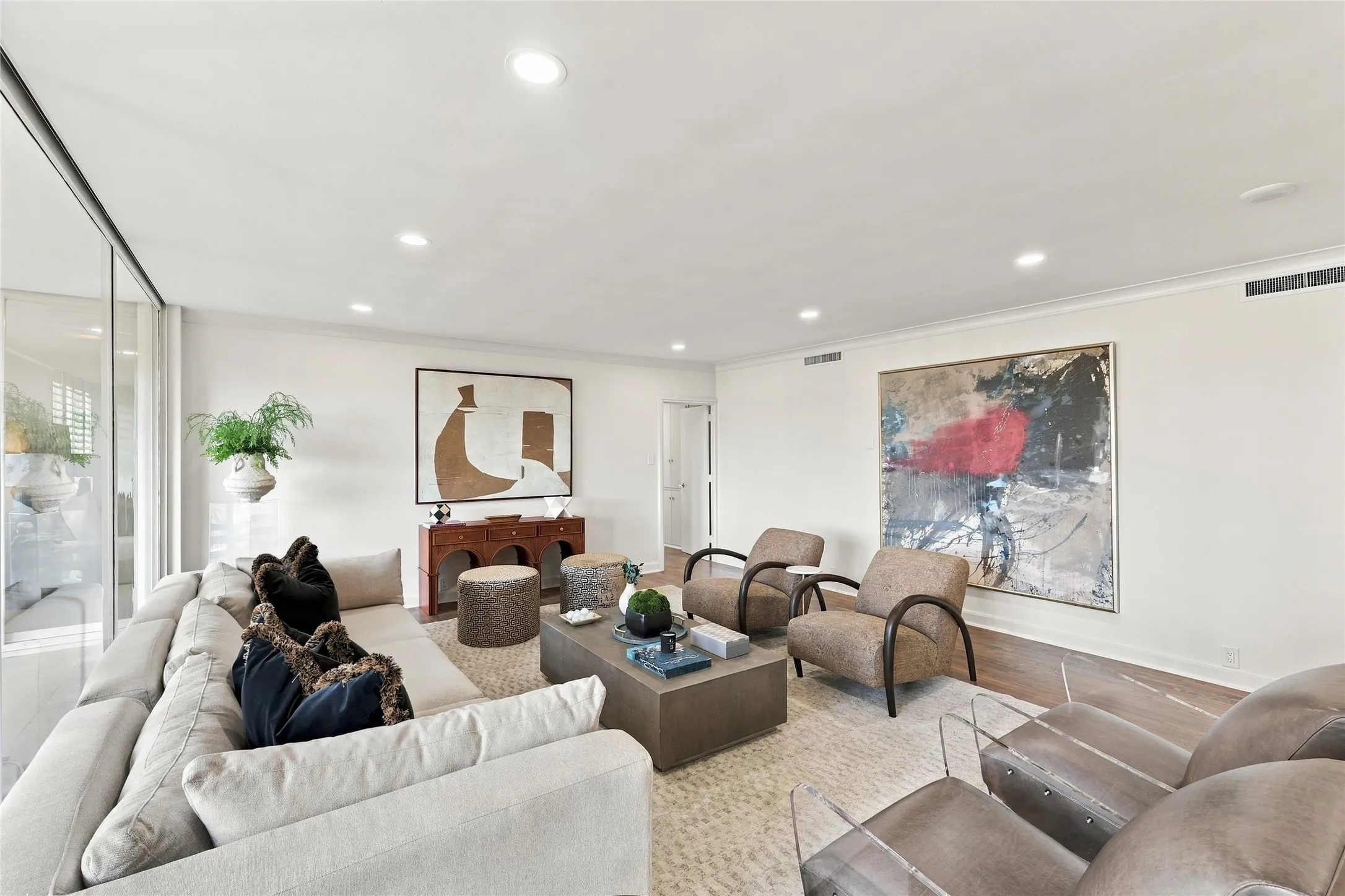Condominium For Sale in Dallas County , 3525 Turtle Creek Boulevard 8B, Dallas, Texas 75219, 2 Bedroom, 2 Bathroom, 2 Garage spaces, 2,014 Sqft, built in 1957, mls#21411915, Real Estate Agent in Dallas, Homes For Sale in Dallas county, Homes For Sale in Dallas, Realtor in Dallas Texas, Real Estate Brokerage Independent Realty Texas, Luminita Cordes Realtor