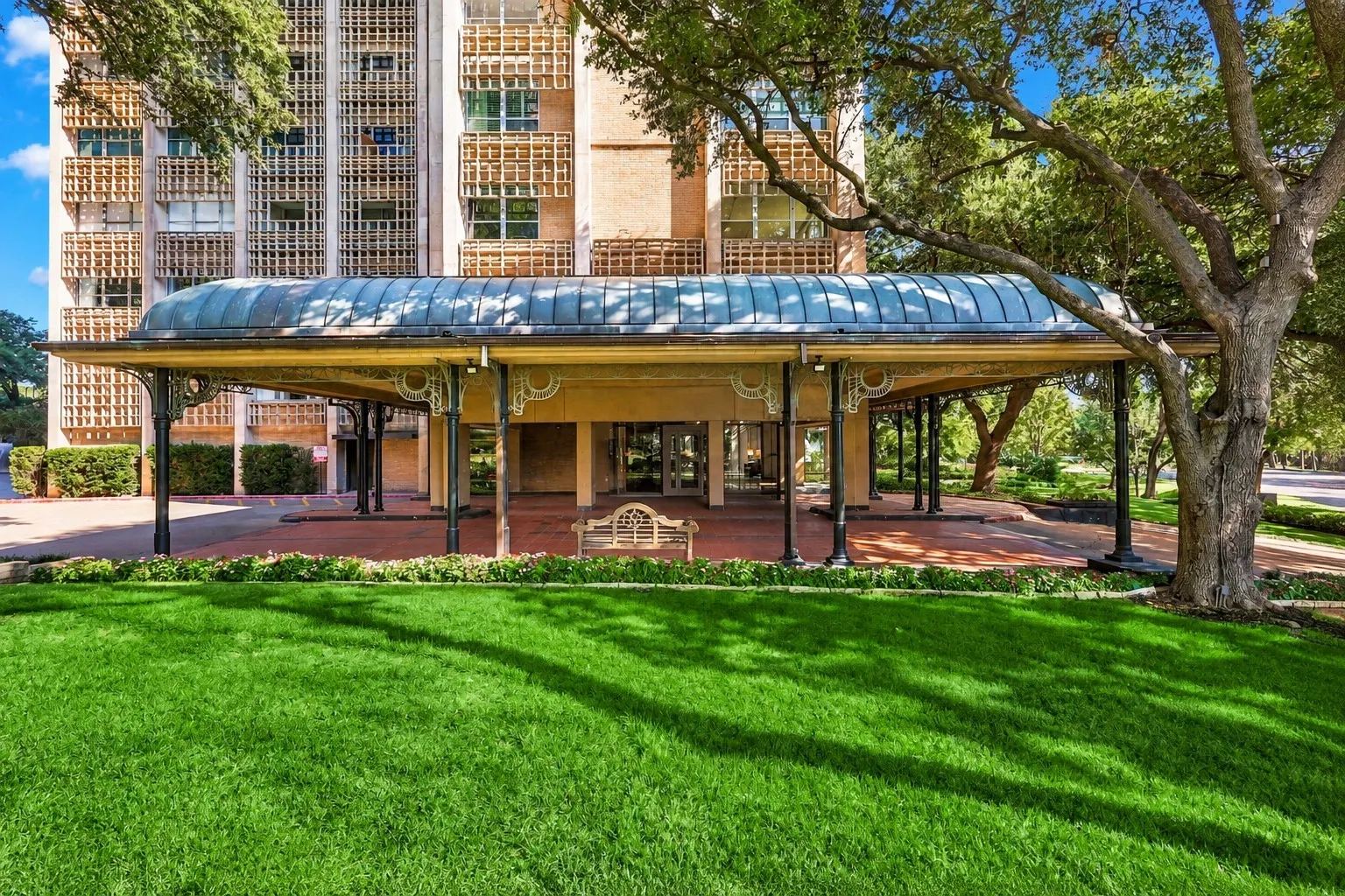 Condominium For Sale in Dallas County , 3525 Turtle Creek Boulevard 8B, Dallas, Texas 75219, 2 Bedroom, 2 Bathroom, 2 Garage spaces, 2,014 Sqft, built in 1957, mls#21411915, Real Estate Agent in Dallas, Homes For Sale in Dallas county, Homes For Sale in Dallas, Realtor in Dallas Texas, Real Estate Brokerage Independent Realty Texas, Luminita Cordes Realtor