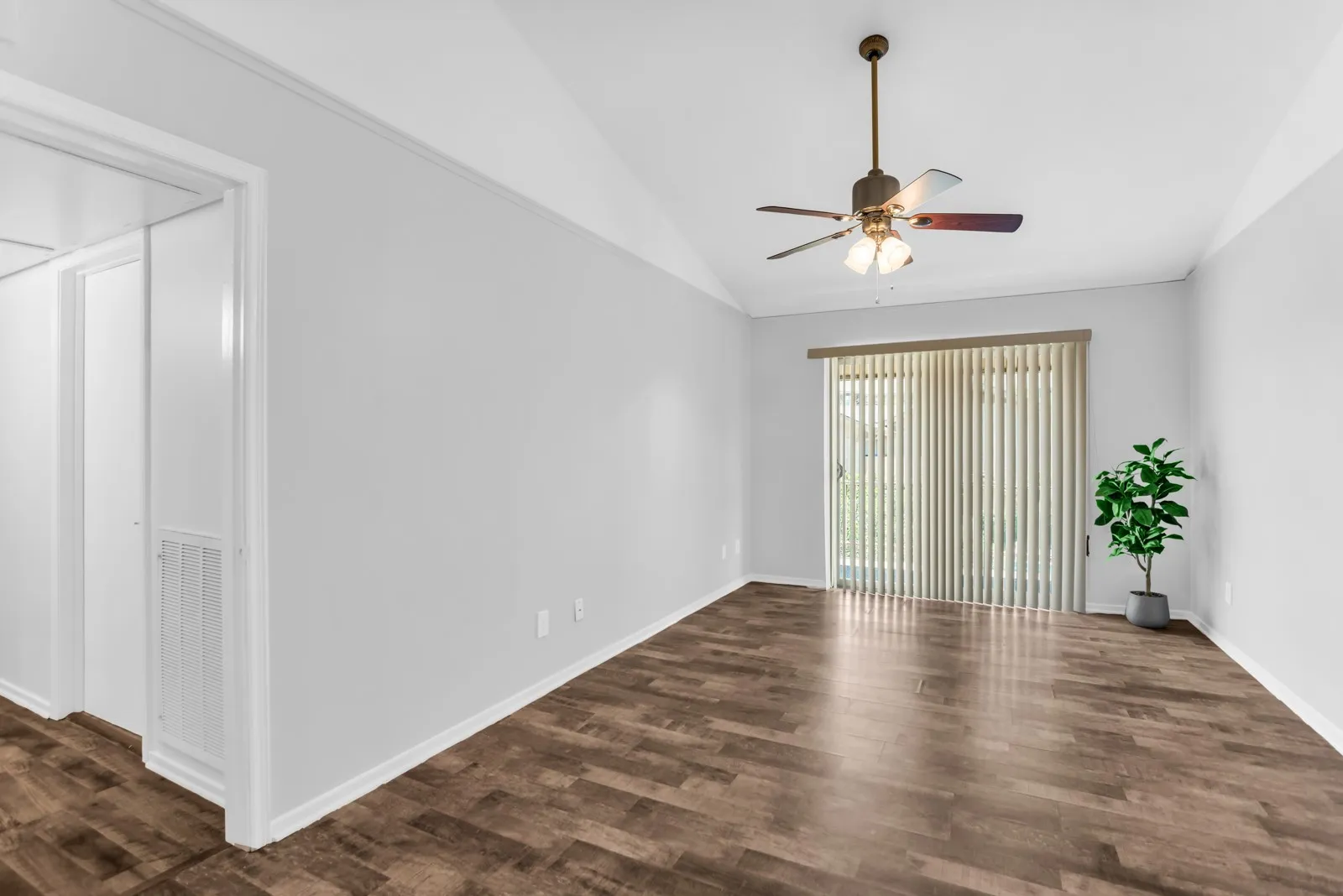 Condominium For Rent in Dallas County , 11332 Park Central Place C, Dallas, Texas 75230, 3 Bedroom, 2 Bathroom, Garage spaces, 1,301 Sqft, built in 1961, mls#21411971, Real Estate Agent in Dallas, Homes For Rent in Dallas county, Homes For Rent in Dallas, Realtor in Dallas Texas, Real Estate Brokerage Independent Realty Texas, Luminita Cordes Realtor