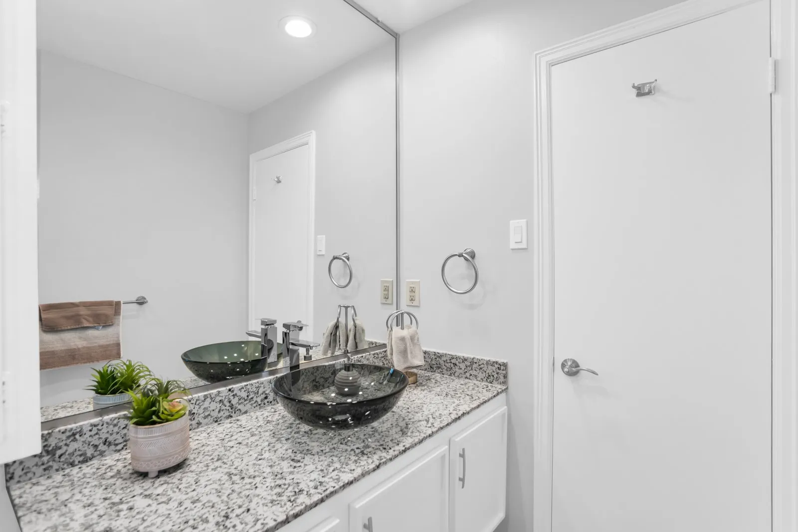 Condominium For Rent in Dallas County , 11332 Park Central Place C, Dallas, Texas 75230, 3 Bedroom, 2 Bathroom, Garage spaces, 1,301 Sqft, built in 1961, mls#21411971, Real Estate Agent in Dallas, Homes For Rent in Dallas county, Homes For Rent in Dallas, Realtor in Dallas Texas, Real Estate Brokerage Independent Realty Texas, Luminita Cordes Realtor