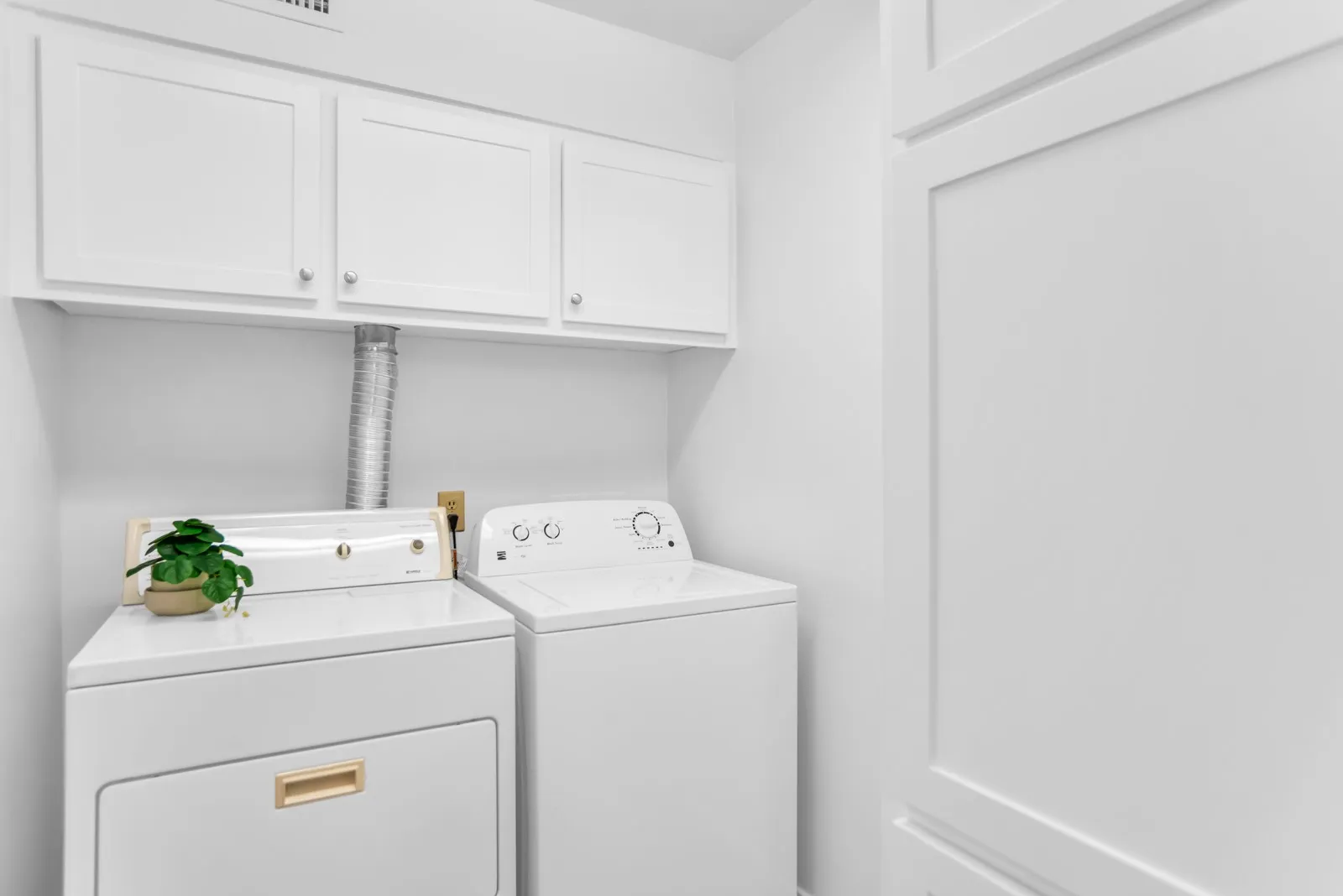 Condominium For Rent in Dallas County , 11332 Park Central Place C, Dallas, Texas 75230, 3 Bedroom, 2 Bathroom, Garage spaces, 1,301 Sqft, built in 1961, mls#21411971, Real Estate Agent in Dallas, Homes For Rent in Dallas county, Homes For Rent in Dallas, Realtor in Dallas Texas, Real Estate Brokerage Independent Realty Texas, Luminita Cordes Realtor