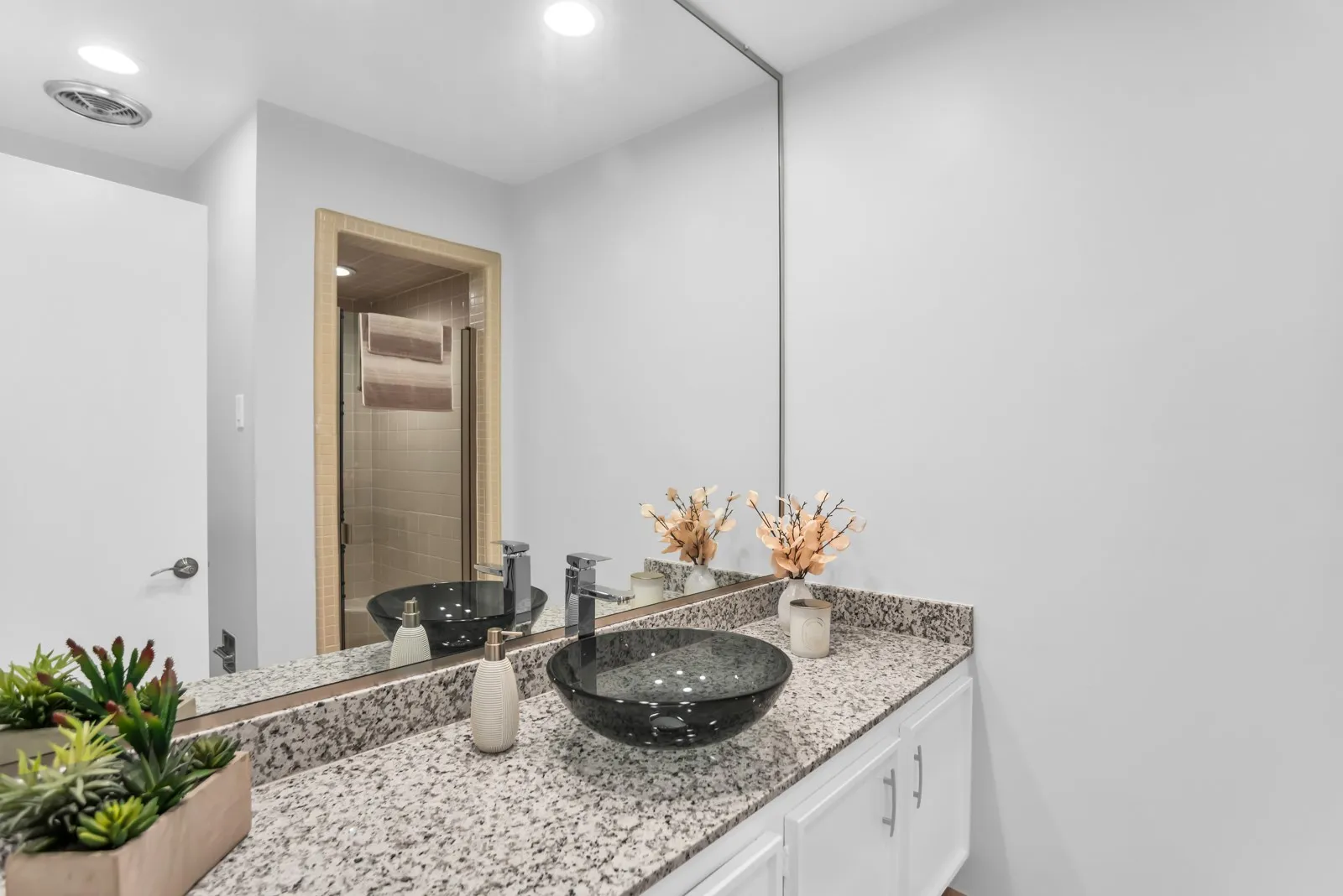 Condominium For Rent in Dallas County , 11332 Park Central Place C, Dallas, Texas 75230, 3 Bedroom, 2 Bathroom, Garage spaces, 1,301 Sqft, built in 1961, mls#21411971, Real Estate Agent in Dallas, Homes For Rent in Dallas county, Homes For Rent in Dallas, Realtor in Dallas Texas, Real Estate Brokerage Independent Realty Texas, Luminita Cordes Realtor