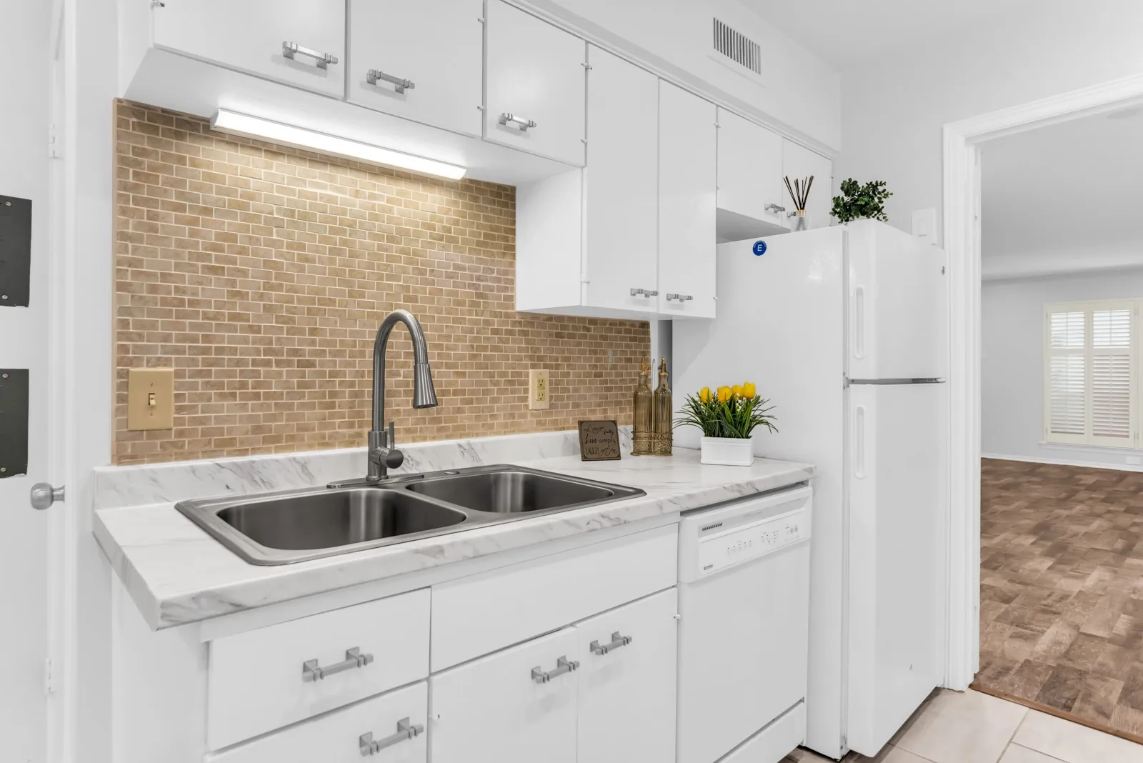 Condominium For Rent in Dallas County , 11332 Park Central Place C, Dallas, Texas 75230, 3 Bedroom, 2 Bathroom, Garage spaces, 1,301 Sqft, built in 1961, mls#21411971, Real Estate Agent in Dallas, Homes For Rent in Dallas county, Homes For Rent in Dallas, Realtor in Dallas Texas, Real Estate Brokerage Independent Realty Texas, Luminita Cordes Realtor