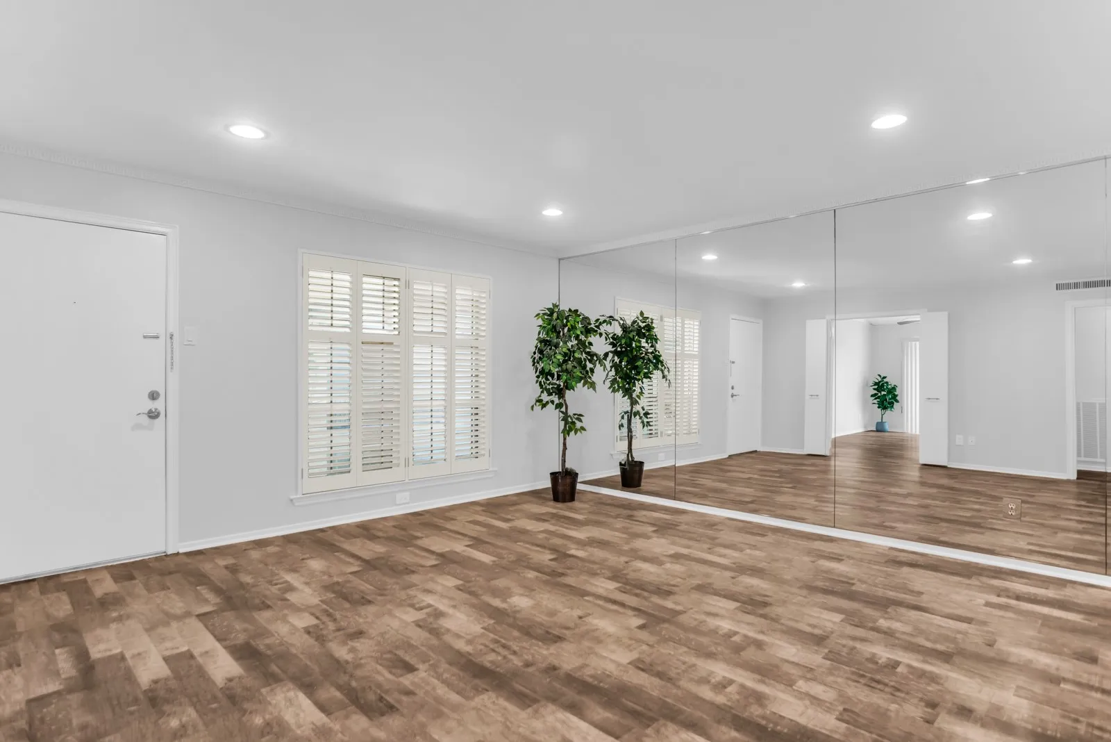 Condominium For Rent in Dallas County , 11332 Park Central Place C, Dallas, Texas 75230, 3 Bedroom, 2 Bathroom, Garage spaces, 1,301 Sqft, built in 1961, mls#21411971, Real Estate Agent in Dallas, Homes For Rent in Dallas county, Homes For Rent in Dallas, Realtor in Dallas Texas, Real Estate Brokerage Independent Realty Texas, Luminita Cordes Realtor