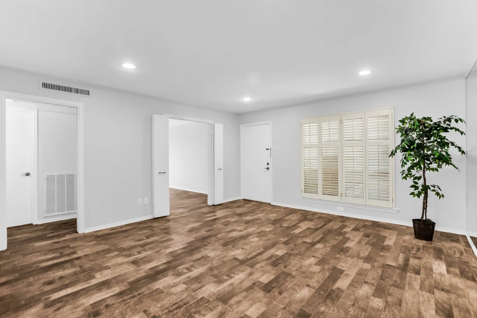Condominium For Rent in Dallas County , 11332 Park Central Place C, Dallas, Texas 75230, 3 Bedroom, 2 Bathroom, Garage spaces, 1,301 Sqft, built in 1961, mls#21411971, Real Estate Agent in Dallas, Homes For Rent in Dallas county, Homes For Rent in Dallas, Realtor in Dallas Texas, Real Estate Brokerage Independent Realty Texas, Luminita Cordes Realtor