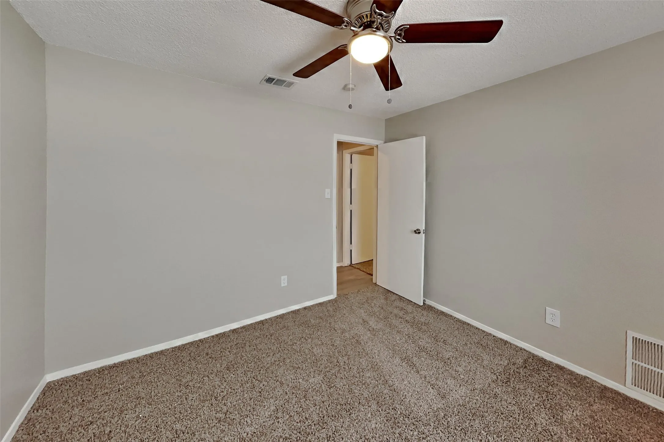 Single Family Residence For Rent in Tarrant County , 5405 Bright Star Trail, Arlington, Texas 76017, 3 Bedroom, 2 Bathroom, 2 Garage spaces, 1,682 Sqft, built in 1978, mls#21412026, Real Estate Agent in Arlington, Homes For Rent in Tarrant county, Homes For Rent in Arlington, Realtor in Arlington Texas, Real Estate Brokerage Independent Realty Texas, Luminita Cordes Realtor