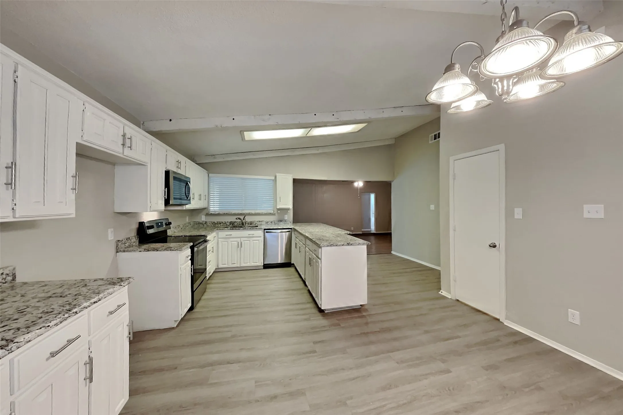 Single Family Residence For Rent in Tarrant County , 5405 Bright Star Trail, Arlington, Texas 76017, 3 Bedroom, 2 Bathroom, 2 Garage spaces, 1,682 Sqft, built in 1978, mls#21412026, Real Estate Agent in Arlington, Homes For Rent in Tarrant county, Homes For Rent in Arlington, Realtor in Arlington Texas, Real Estate Brokerage Independent Realty Texas, Luminita Cordes Realtor