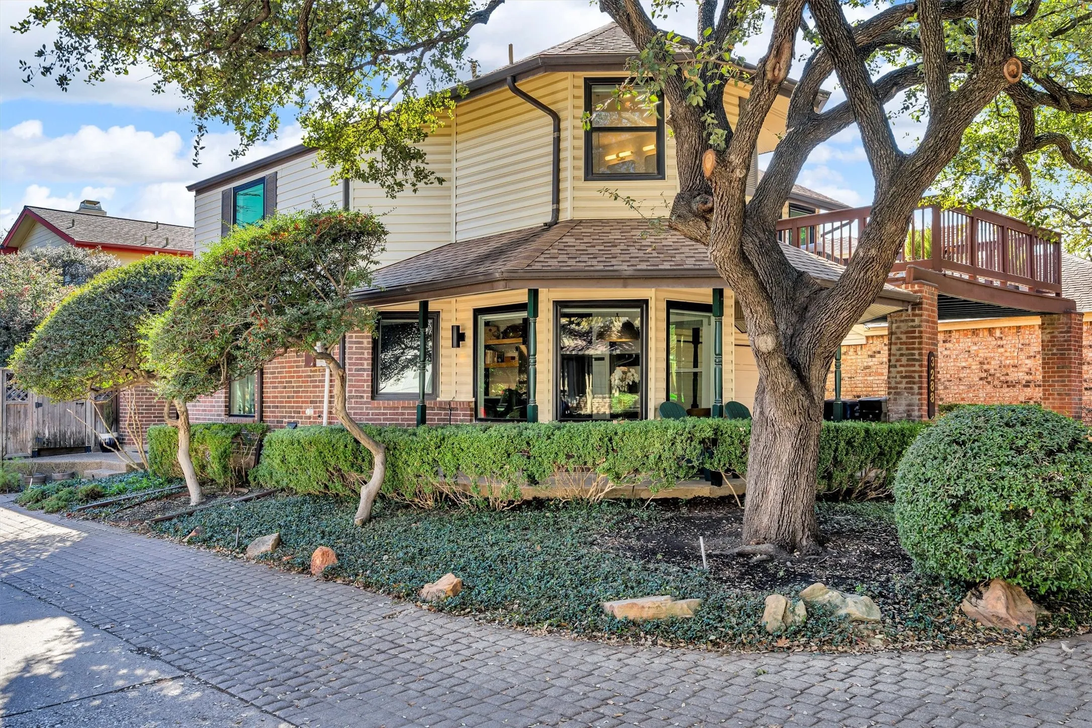 Single Family Residence For Rent in Dallas County , 3288 Lakenheath Place, Dallas, Texas 75204, 2 Bedroom, 3 Bathroom, 2 Garage spaces, 2,460 Sqft, built in 1980, mls#21408106, Real Estate Agent in Dallas, Homes For Rent in Dallas county, Homes For Rent in Dallas, Realtor in Dallas Texas, Real Estate Brokerage Independent Realty Texas, Luminita Cordes Realtor