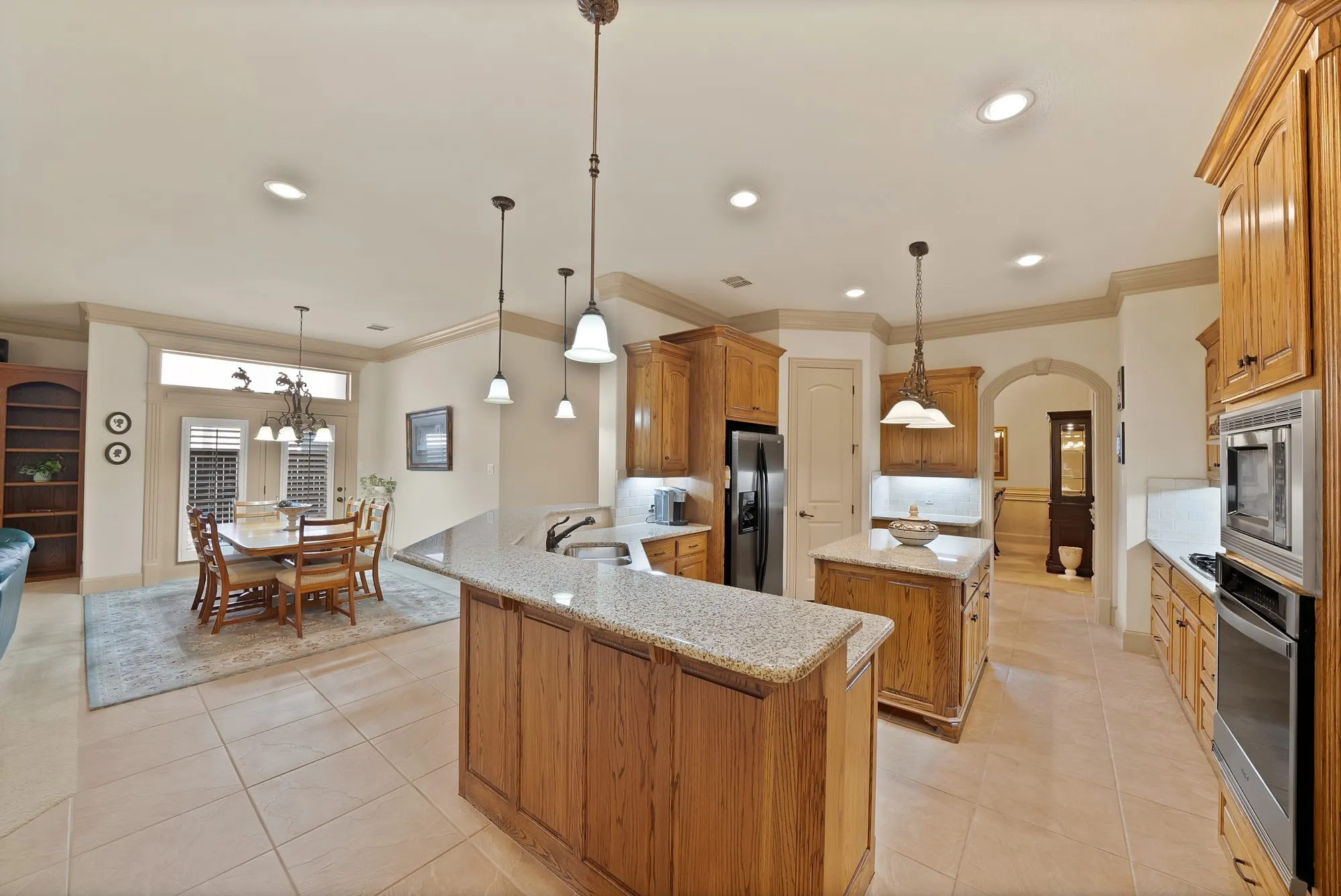 Single Family Residence For Sale in Tarrant County , 1408 St Tropez Lane, Arlington, Texas 76013, 3 Bedroom, 3 Bathroom, 2 Garage spaces, 2,662 Sqft, built in 2007, mls#21411108, Real Estate Agent in Arlington, Homes For Sale in Tarrant county, Homes For Sale in Arlington, Realtor in Arlington Texas, Real Estate Brokerage Independent Realty Texas, Luminita Cordes Realtor