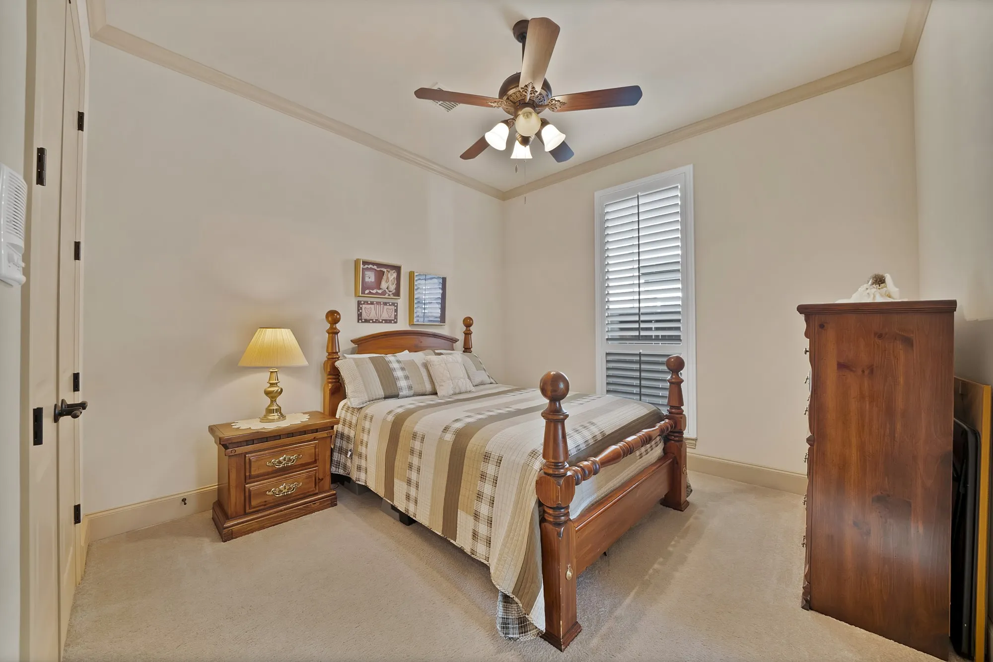 Single Family Residence For Sale in Tarrant County , 1408 St Tropez Lane, Arlington, Texas 76013, 3 Bedroom, 3 Bathroom, 2 Garage spaces, 2,662 Sqft, built in 2007, mls#21411108, Real Estate Agent in Arlington, Homes For Sale in Tarrant county, Homes For Sale in Arlington, Realtor in Arlington Texas, Real Estate Brokerage Independent Realty Texas, Luminita Cordes Realtor