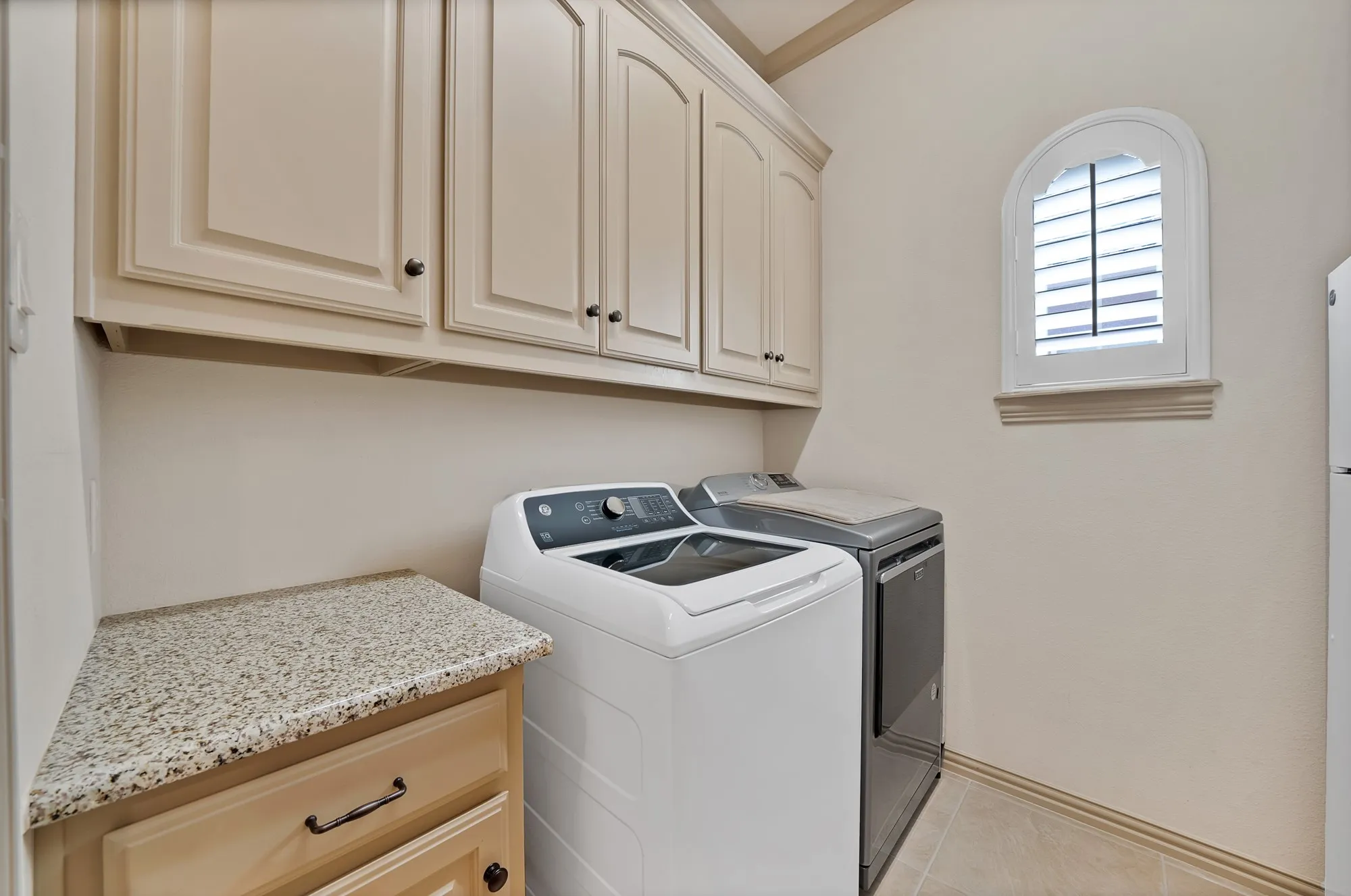 Single Family Residence For Sale in Tarrant County , 1408 St Tropez Lane, Arlington, Texas 76013, 3 Bedroom, 3 Bathroom, 2 Garage spaces, 2,662 Sqft, built in 2007, mls#21411108, Real Estate Agent in Arlington, Homes For Sale in Tarrant county, Homes For Sale in Arlington, Realtor in Arlington Texas, Real Estate Brokerage Independent Realty Texas, Luminita Cordes Realtor
