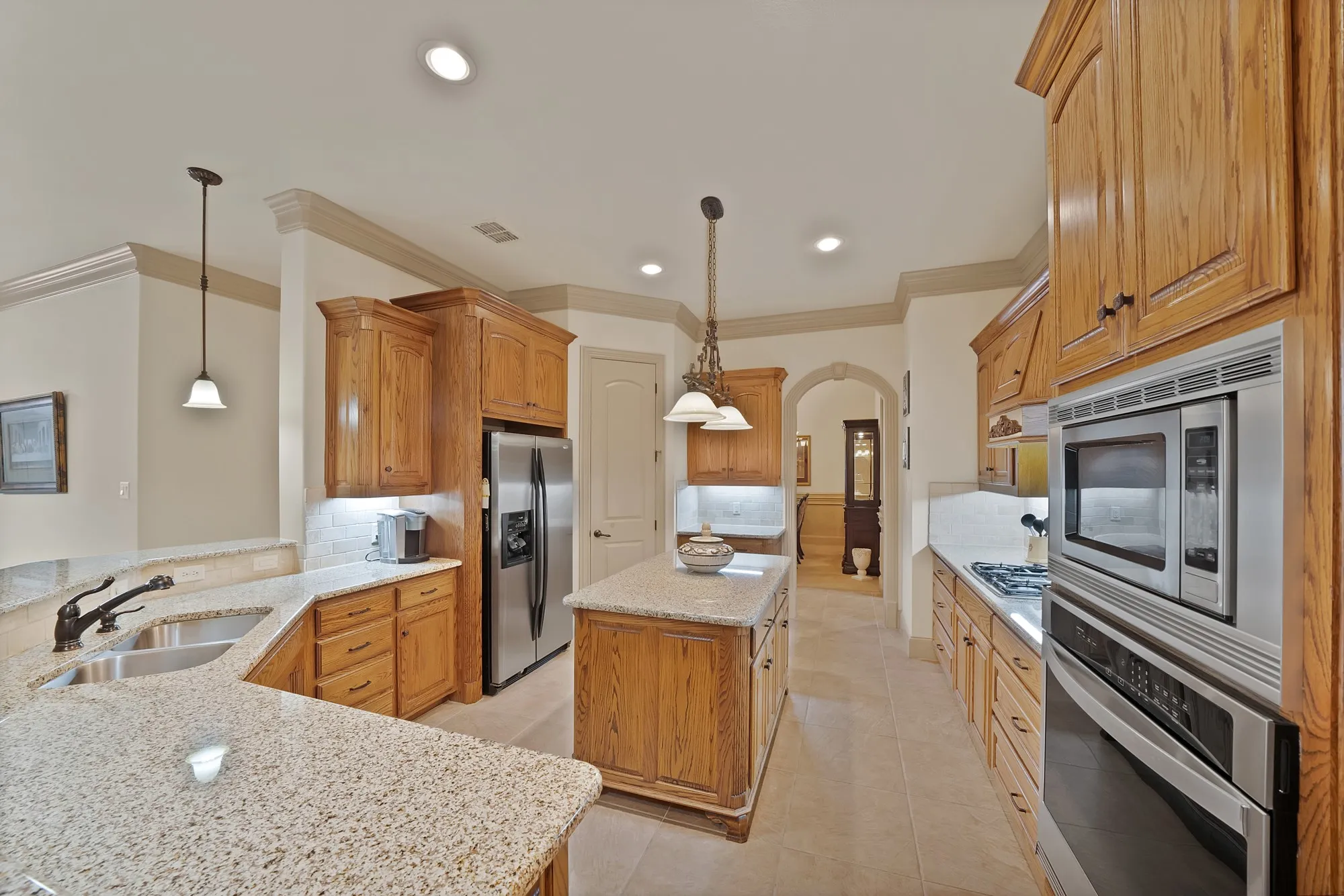 Single Family Residence For Sale in Tarrant County , 1408 St Tropez Lane, Arlington, Texas 76013, 3 Bedroom, 3 Bathroom, 2 Garage spaces, 2,662 Sqft, built in 2007, mls#21411108, Real Estate Agent in Arlington, Homes For Sale in Tarrant county, Homes For Sale in Arlington, Realtor in Arlington Texas, Real Estate Brokerage Independent Realty Texas, Luminita Cordes Realtor