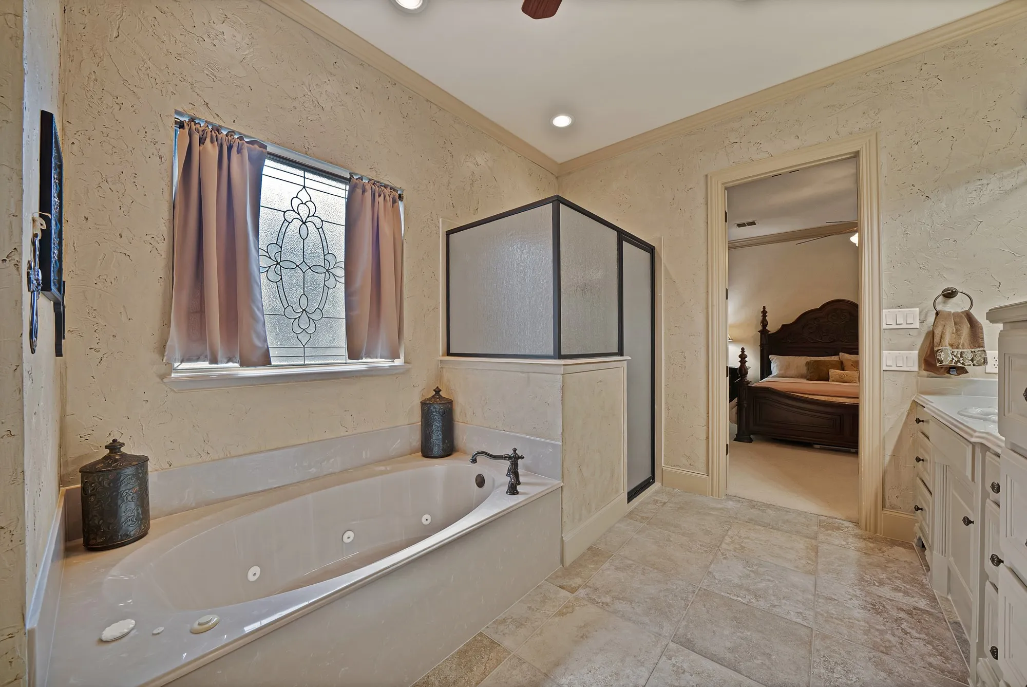 Single Family Residence For Sale in Tarrant County , 1408 St Tropez Lane, Arlington, Texas 76013, 3 Bedroom, 3 Bathroom, 2 Garage spaces, 2,662 Sqft, built in 2007, mls#21411108, Real Estate Agent in Arlington, Homes For Sale in Tarrant county, Homes For Sale in Arlington, Realtor in Arlington Texas, Real Estate Brokerage Independent Realty Texas, Luminita Cordes Realtor