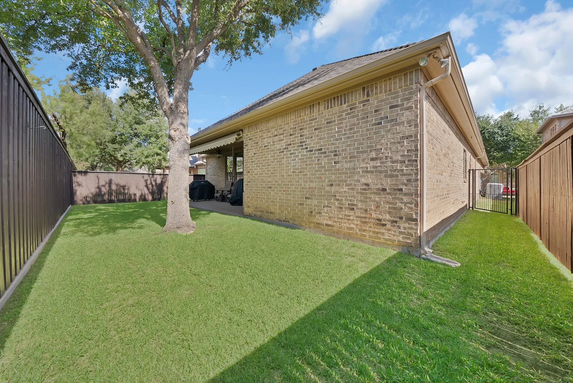 Single Family Residence For Sale in Tarrant County , 1408 St Tropez Lane, Arlington, Texas 76013, 3 Bedroom, 3 Bathroom, 2 Garage spaces, 2,662 Sqft, built in 2007, mls#21411108, Real Estate Agent in Arlington, Homes For Sale in Tarrant county, Homes For Sale in Arlington, Realtor in Arlington Texas, Real Estate Brokerage Independent Realty Texas, Luminita Cordes Realtor