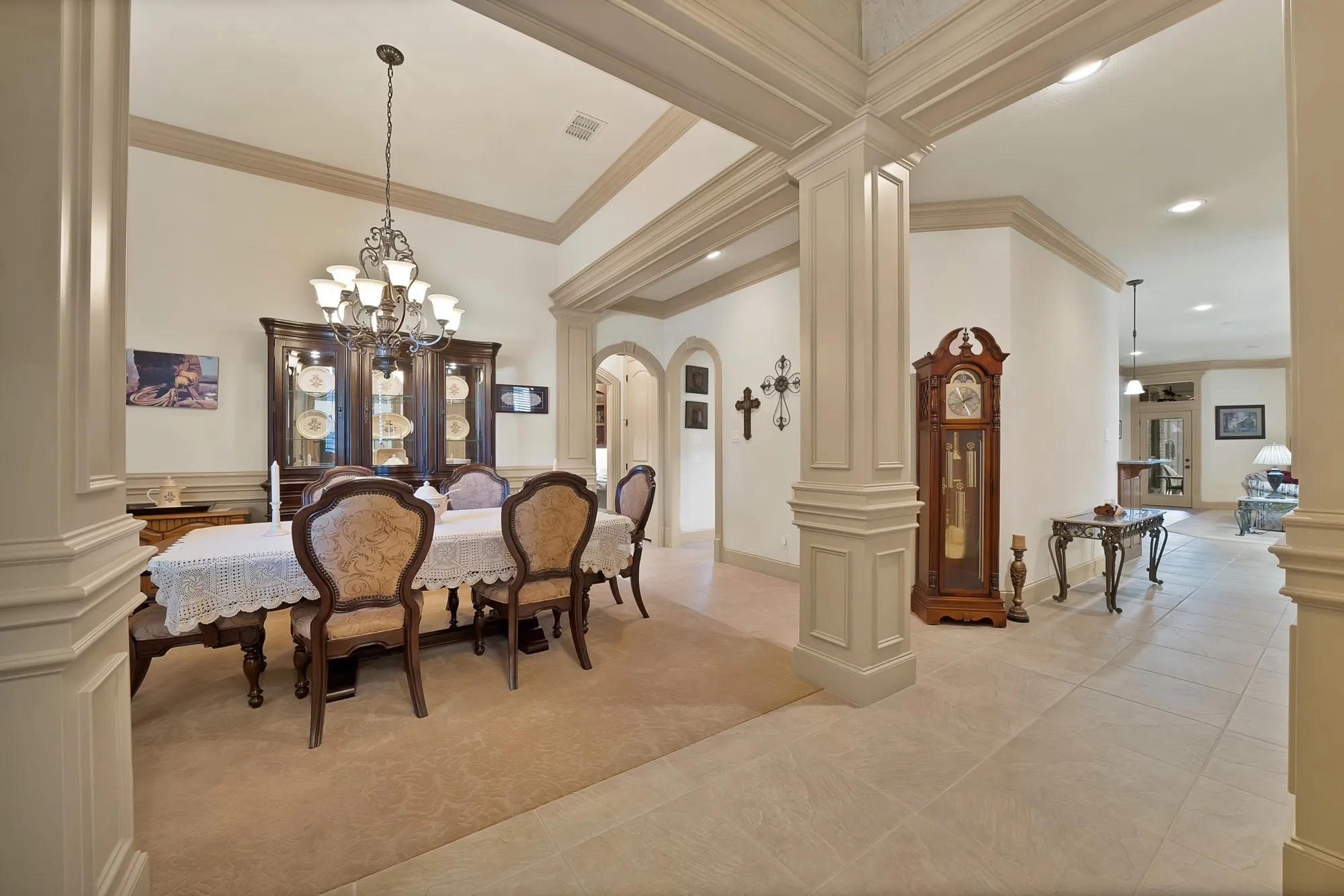 Single Family Residence For Sale in Tarrant County , 1408 St Tropez Lane, Arlington, Texas 76013, 3 Bedroom, 3 Bathroom, 2 Garage spaces, 2,662 Sqft, built in 2007, mls#21411108, Real Estate Agent in Arlington, Homes For Sale in Tarrant county, Homes For Sale in Arlington, Realtor in Arlington Texas, Real Estate Brokerage Independent Realty Texas, Luminita Cordes Realtor