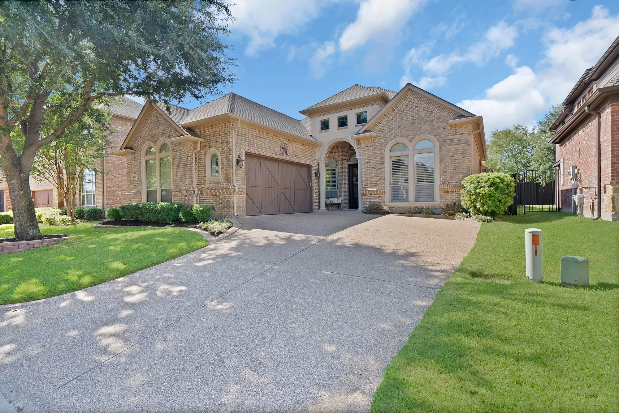 Single Family Residence For Sale in Tarrant County , 1408 St Tropez Lane, Arlington, Texas 76013, 3 Bedroom, 3 Bathroom, 2 Garage spaces, 2,662 Sqft, built in 2007, mls#21411108, Real Estate Agent in Arlington, Homes For Sale in Tarrant county, Homes For Sale in Arlington, Realtor in Arlington Texas, Real Estate Brokerage Independent Realty Texas, Luminita Cordes Realtor