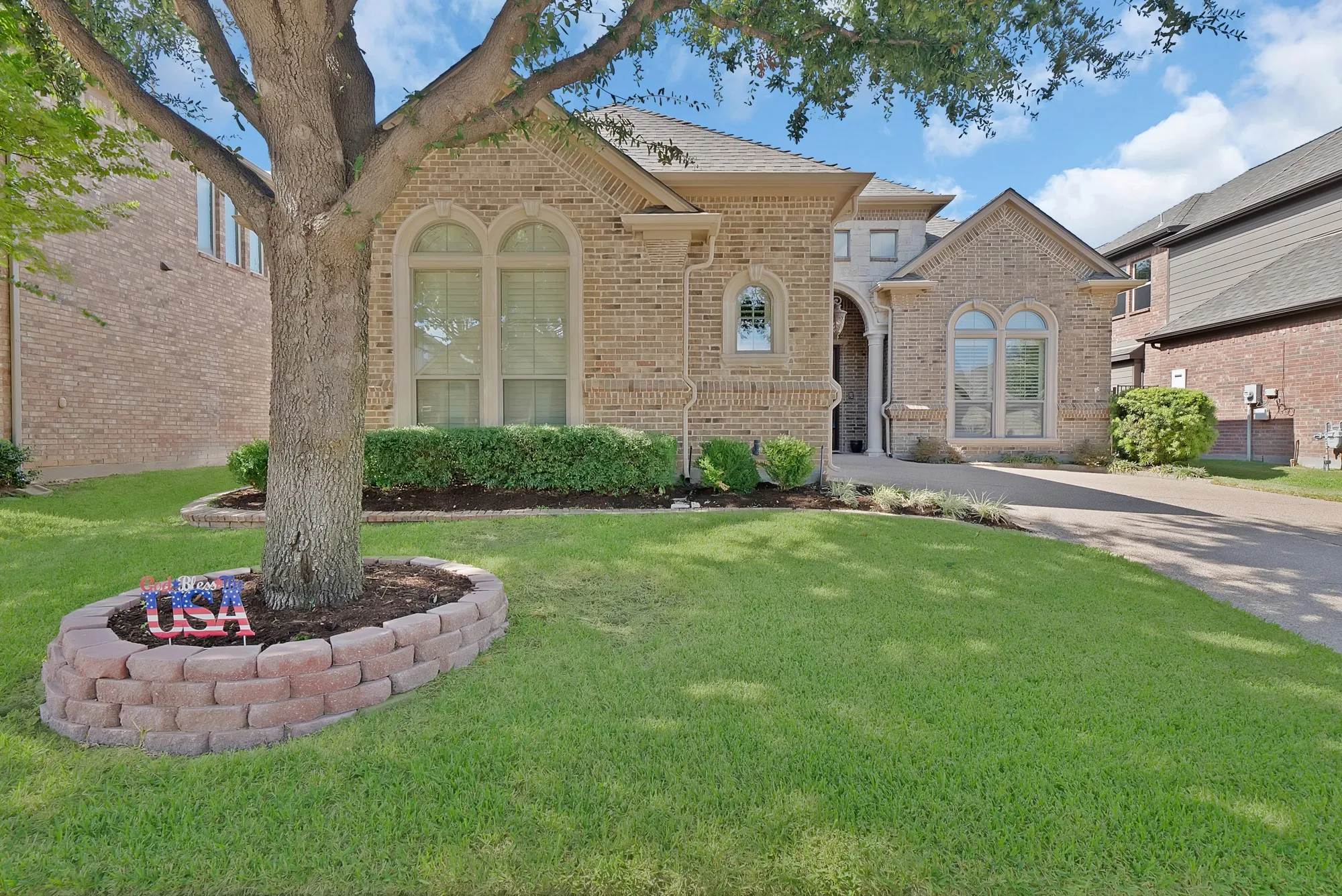 Single Family Residence For Sale in Tarrant County , 1408 St Tropez Lane, Arlington, Texas 76013, 3 Bedroom, 3 Bathroom, 2 Garage spaces, 2,662 Sqft, built in 2007, mls#21411108, Real Estate Agent in Arlington, Homes For Sale in Tarrant county, Homes For Sale in Arlington, Realtor in Arlington Texas, Real Estate Brokerage Independent Realty Texas, Luminita Cordes Realtor
