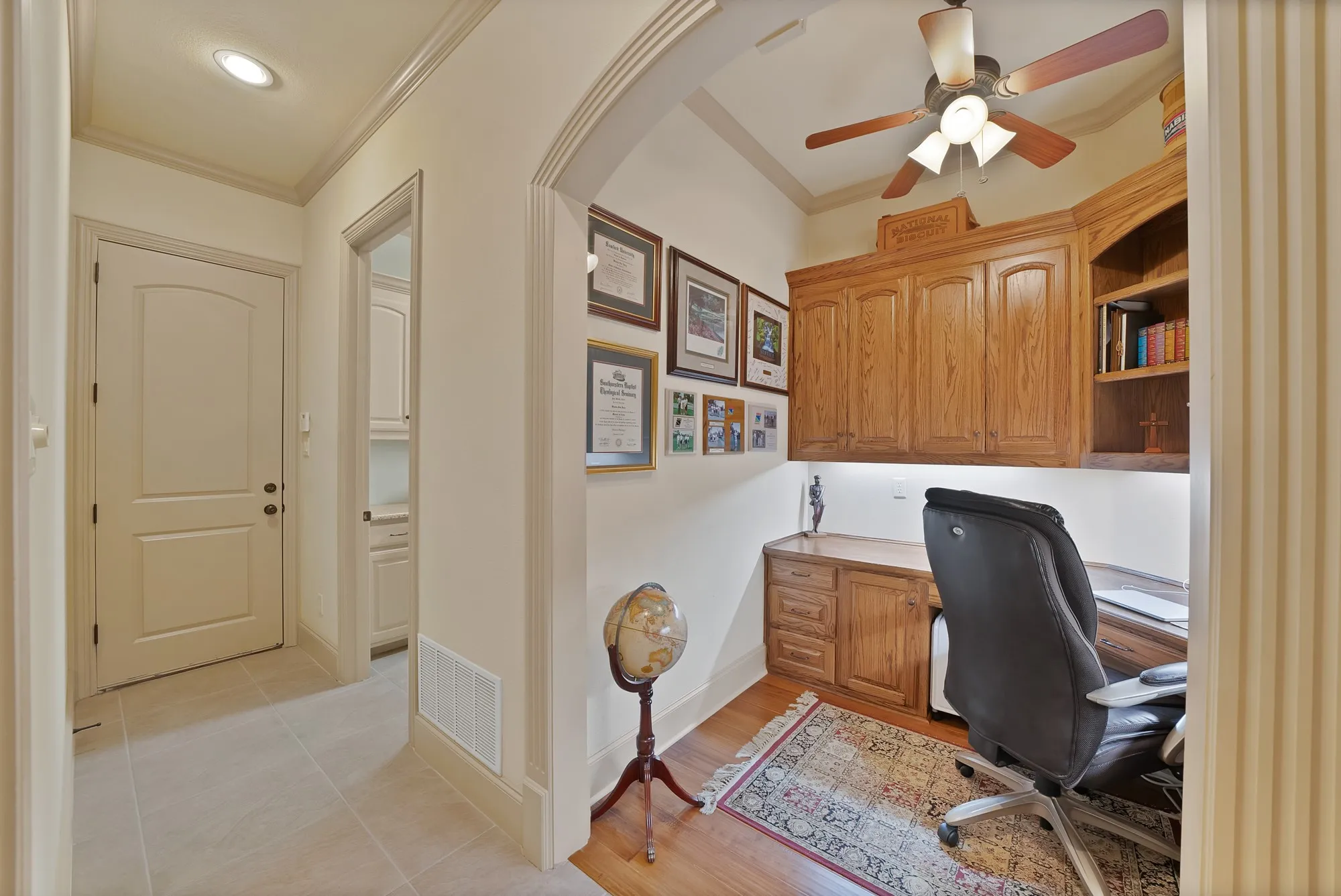 Single Family Residence For Sale in Tarrant County , 1408 St Tropez Lane, Arlington, Texas 76013, 3 Bedroom, 3 Bathroom, 2 Garage spaces, 2,662 Sqft, built in 2007, mls#21411108, Real Estate Agent in Arlington, Homes For Sale in Tarrant county, Homes For Sale in Arlington, Realtor in Arlington Texas, Real Estate Brokerage Independent Realty Texas, Luminita Cordes Realtor