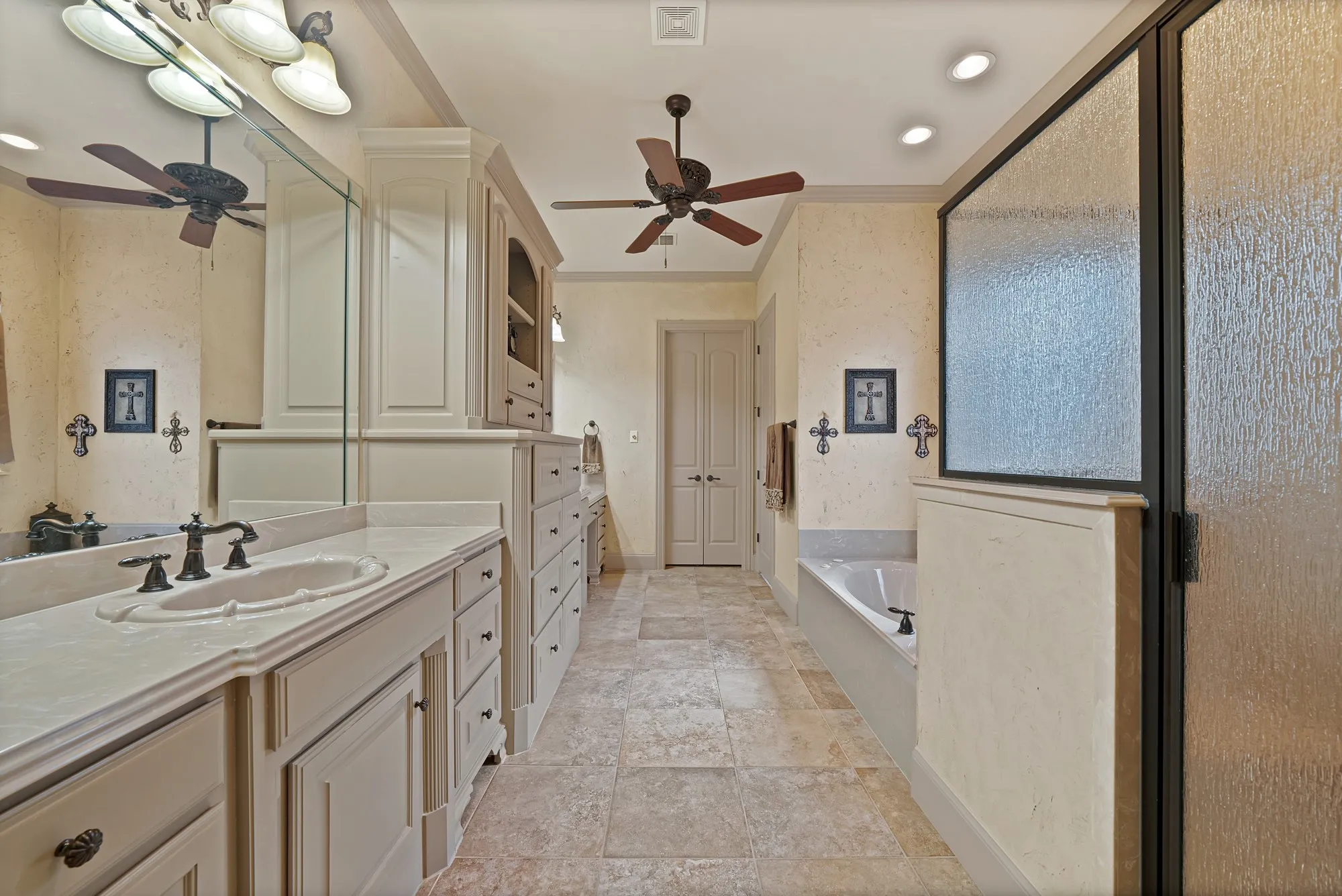 Single Family Residence For Sale in Tarrant County , 1408 St Tropez Lane, Arlington, Texas 76013, 3 Bedroom, 3 Bathroom, 2 Garage spaces, 2,662 Sqft, built in 2007, mls#21411108, Real Estate Agent in Arlington, Homes For Sale in Tarrant county, Homes For Sale in Arlington, Realtor in Arlington Texas, Real Estate Brokerage Independent Realty Texas, Luminita Cordes Realtor