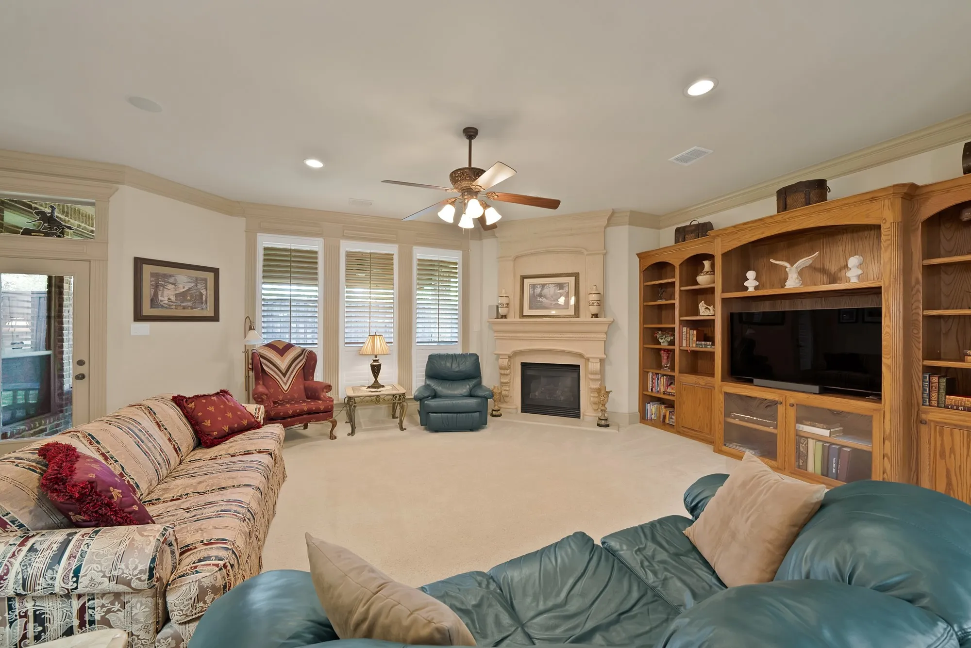 Single Family Residence For Sale in Tarrant County , 1408 St Tropez Lane, Arlington, Texas 76013, 3 Bedroom, 3 Bathroom, 2 Garage spaces, 2,662 Sqft, built in 2007, mls#21411108, Real Estate Agent in Arlington, Homes For Sale in Tarrant county, Homes For Sale in Arlington, Realtor in Arlington Texas, Real Estate Brokerage Independent Realty Texas, Luminita Cordes Realtor