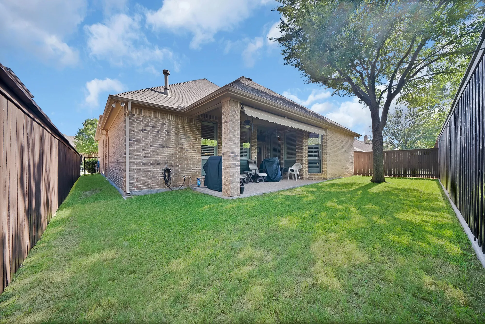 Single Family Residence For Sale in Tarrant County , 1408 St Tropez Lane, Arlington, Texas 76013, 3 Bedroom, 3 Bathroom, 2 Garage spaces, 2,662 Sqft, built in 2007, mls#21411108, Real Estate Agent in Arlington, Homes For Sale in Tarrant county, Homes For Sale in Arlington, Realtor in Arlington Texas, Real Estate Brokerage Independent Realty Texas, Luminita Cordes Realtor