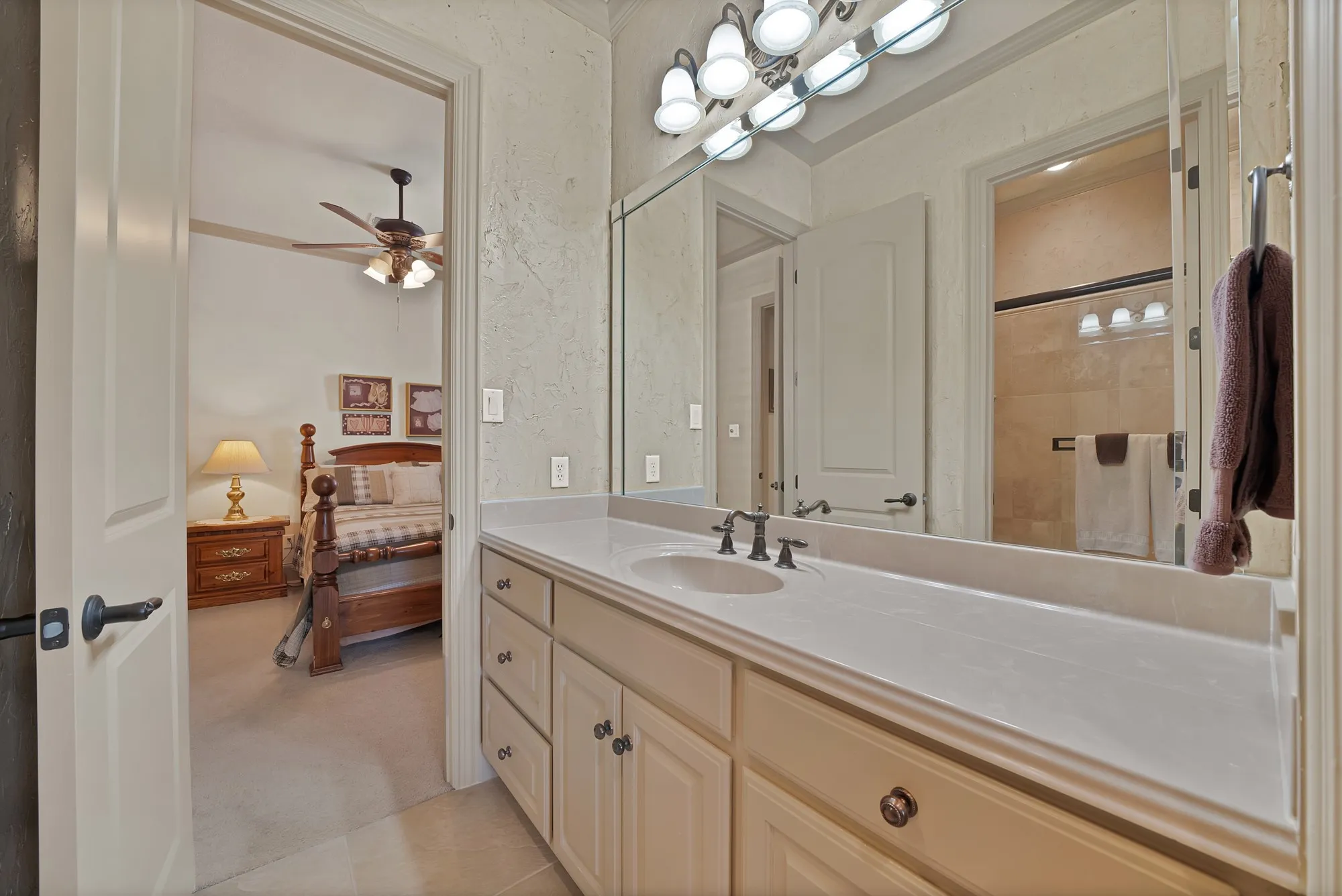Single Family Residence For Sale in Tarrant County , 1408 St Tropez Lane, Arlington, Texas 76013, 3 Bedroom, 3 Bathroom, 2 Garage spaces, 2,662 Sqft, built in 2007, mls#21411108, Real Estate Agent in Arlington, Homes For Sale in Tarrant county, Homes For Sale in Arlington, Realtor in Arlington Texas, Real Estate Brokerage Independent Realty Texas, Luminita Cordes Realtor
