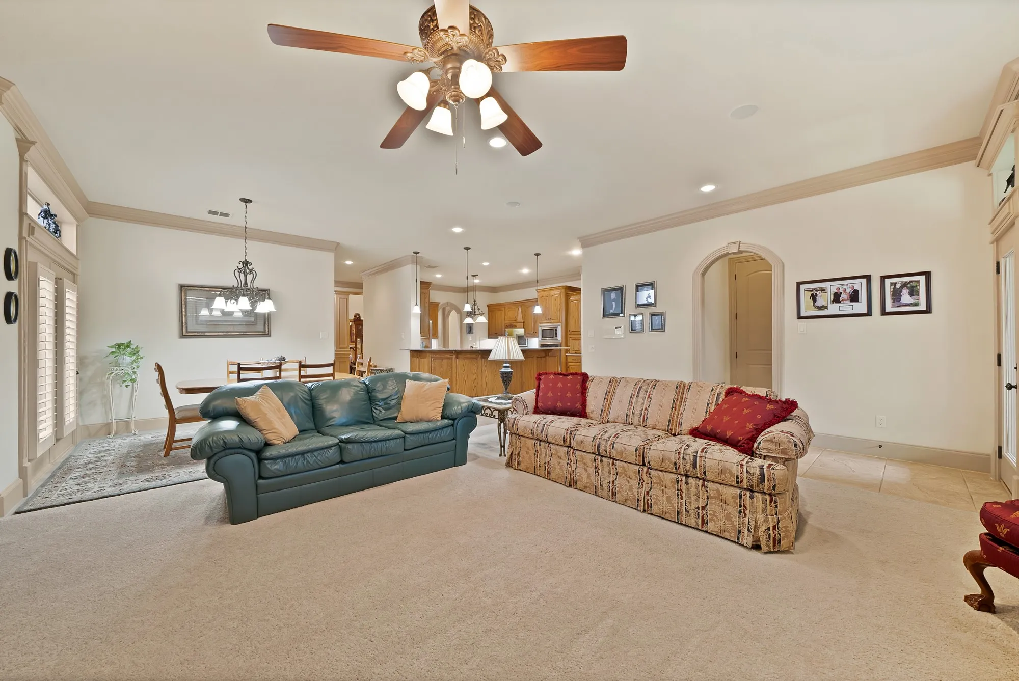 Single Family Residence For Sale in Tarrant County , 1408 St Tropez Lane, Arlington, Texas 76013, 3 Bedroom, 3 Bathroom, 2 Garage spaces, 2,662 Sqft, built in 2007, mls#21411108, Real Estate Agent in Arlington, Homes For Sale in Tarrant county, Homes For Sale in Arlington, Realtor in Arlington Texas, Real Estate Brokerage Independent Realty Texas, Luminita Cordes Realtor