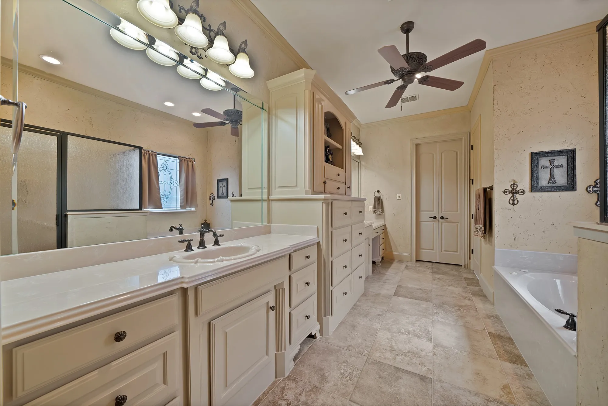 Single Family Residence For Sale in Tarrant County , 1408 St Tropez Lane, Arlington, Texas 76013, 3 Bedroom, 3 Bathroom, 2 Garage spaces, 2,662 Sqft, built in 2007, mls#21411108, Real Estate Agent in Arlington, Homes For Sale in Tarrant county, Homes For Sale in Arlington, Realtor in Arlington Texas, Real Estate Brokerage Independent Realty Texas, Luminita Cordes Realtor