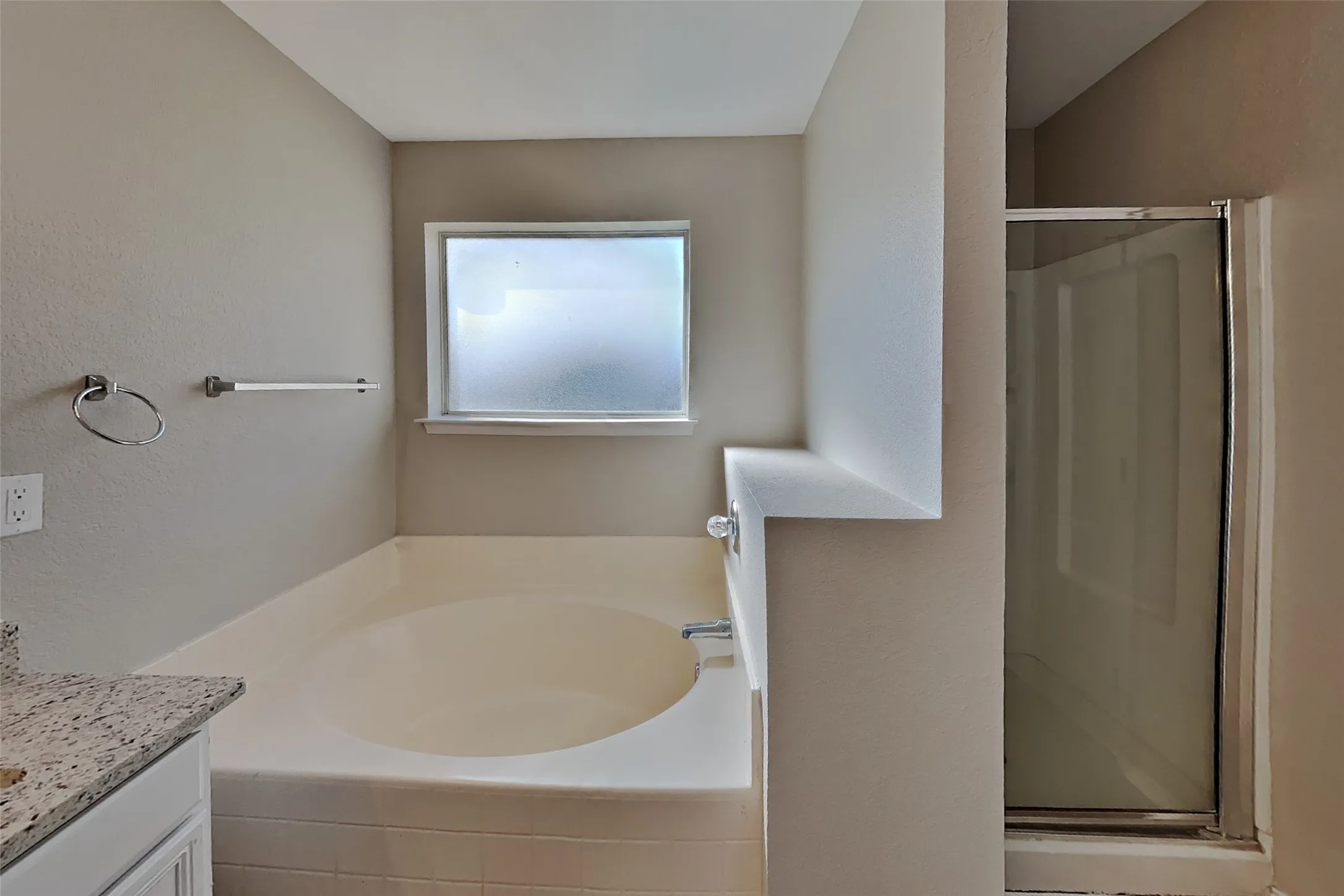 Single Family Residence For Rent in Tarrant County , 908 Chestnut Avenue, Burleson, Texas 76028, 3 Bedroom, 2 Bathroom, 2 Garage spaces, 1,709 Sqft, built in 2004, mls#21412077, Real Estate Agent in Burleson, Homes For Rent in Tarrant county, Homes For Rent in Burleson, Realtor in Burleson Texas, Real Estate Brokerage Independent Realty Texas, Luminita Cordes Realtor