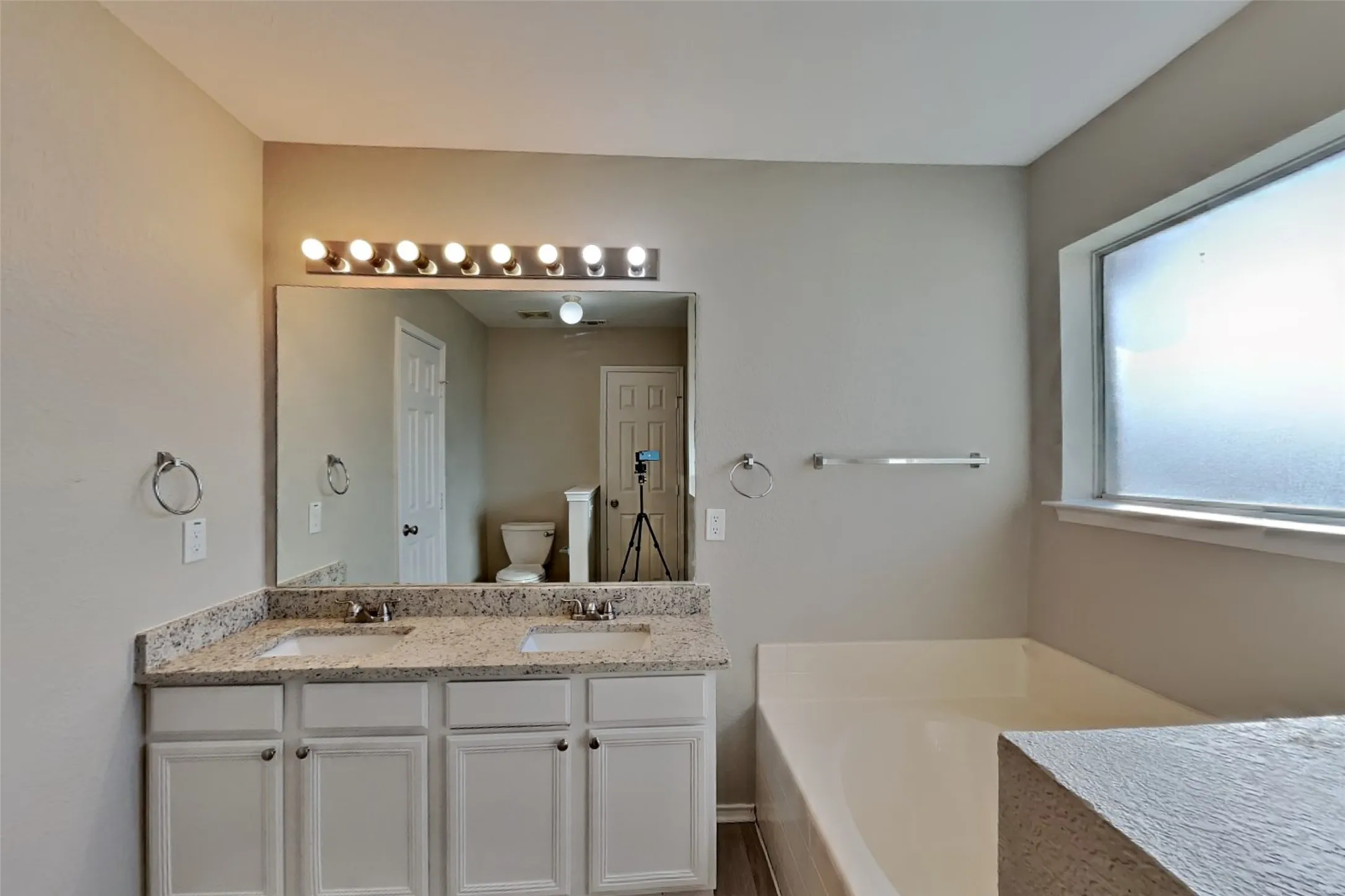 Single Family Residence For Rent in Tarrant County , 908 Chestnut Avenue, Burleson, Texas 76028, 3 Bedroom, 2 Bathroom, 2 Garage spaces, 1,709 Sqft, built in 2004, mls#21412077, Real Estate Agent in Burleson, Homes For Rent in Tarrant county, Homes For Rent in Burleson, Realtor in Burleson Texas, Real Estate Brokerage Independent Realty Texas, Luminita Cordes Realtor