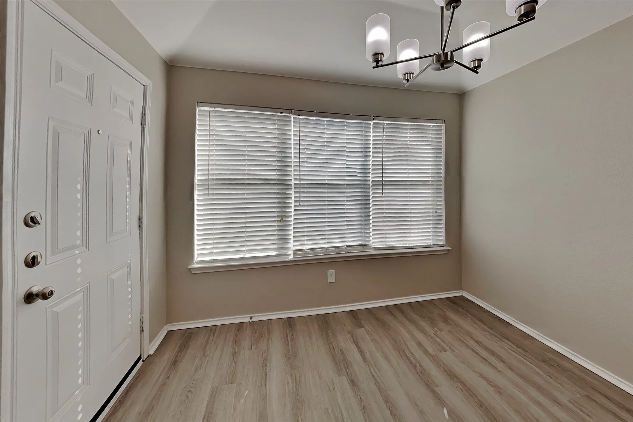 Single Family Residence For Rent in Tarrant County , 908 Chestnut Avenue, Burleson, Texas 76028, 3 Bedroom, 2 Bathroom, 2 Garage spaces, 1,709 Sqft, built in 2004, mls#21412077, Real Estate Agent in Burleson, Homes For Rent in Tarrant county, Homes For Rent in Burleson, Realtor in Burleson Texas, Real Estate Brokerage Independent Realty Texas, Luminita Cordes Realtor