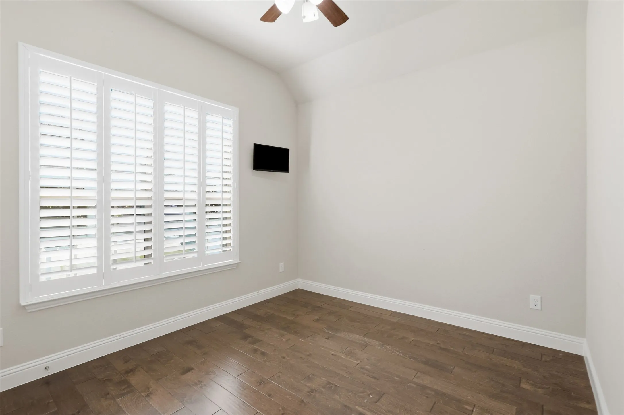 Single Family Residence For Sale in Denton County , 14616 Spitfire Trail, Fort Worth, Texas 76262, 3 Bedroom, 3 Bathroom, 2 Garage spaces, 2,112 Sqft, built in 2017, mls#21404138, Real Estate Agent in Fort Worth, Homes For Sale in Denton county, Homes For Sale in Fort Worth, Realtor in Fort Worth Texas, Real Estate Brokerage Independent Realty Texas, Luminita Cordes Realtor