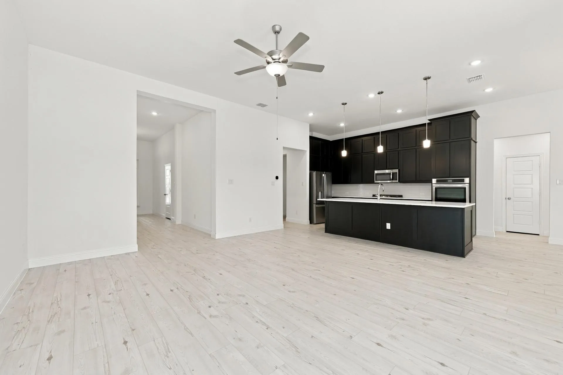 Single Family Residence For Rent in Ellis County , 752 Brozgold Avenue, Midlothian, Texas 76065, 5 Bedroom, 4 Bathroom, 3 Garage spaces, 2,912 Sqft, built in 2025, mls#21412113, Real Estate Agent in Midlothian, Homes For Rent in Ellis county, Homes For Rent in Midlothian, Realtor in Midlothian Texas, Real Estate Brokerage Independent Realty Texas, Luminita Cordes Realtor