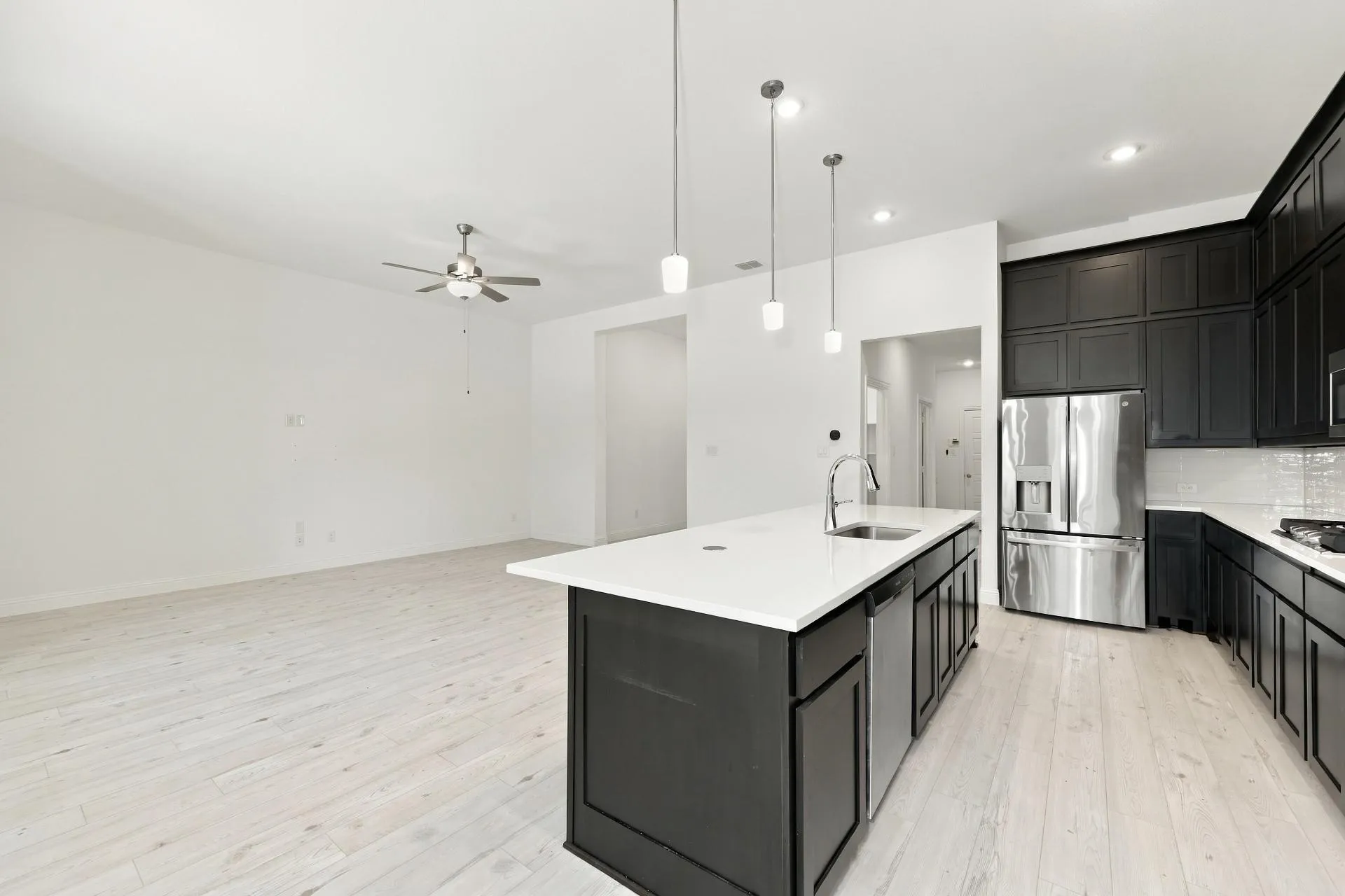 Single Family Residence For Rent in Ellis County , 752 Brozgold Avenue, Midlothian, Texas 76065, 5 Bedroom, 4 Bathroom, 3 Garage spaces, 2,912 Sqft, built in 2025, mls#21412113, Real Estate Agent in Midlothian, Homes For Rent in Ellis county, Homes For Rent in Midlothian, Realtor in Midlothian Texas, Real Estate Brokerage Independent Realty Texas, Luminita Cordes Realtor