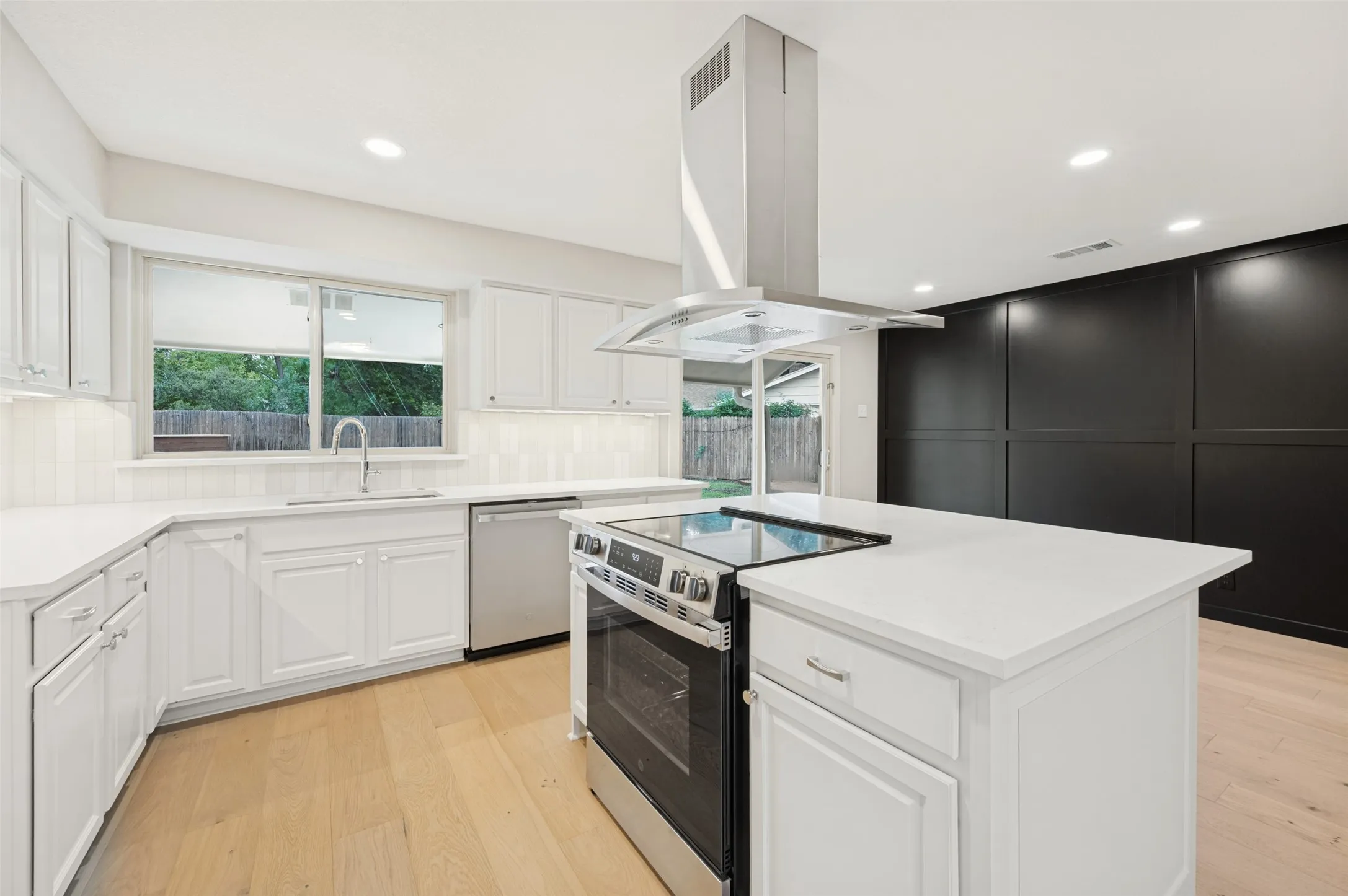 Single Family Residence For Sale in Dallas County , 3706 Windsor Street, Irving, Texas 75062, 3 Bedroom, 2 Bathroom, 2 Garage spaces, 1,879 Sqft, built in 1960, mls#21411454, Real Estate Agent in Irving, Homes For Sale in Dallas county, Homes For Sale in Irving, Realtor in Irving Texas, Real Estate Brokerage Independent Realty Texas, Luminita Cordes Realtor