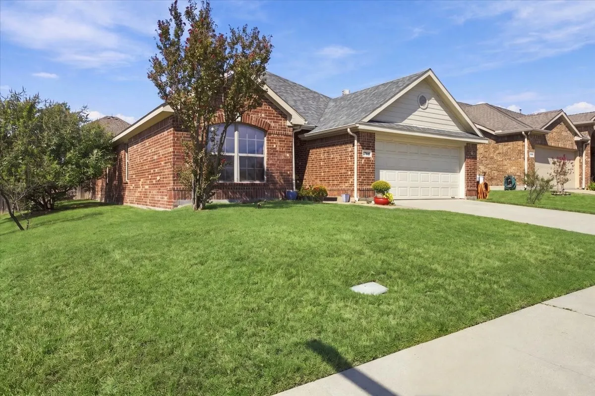 Single Family Residence For Sale in Grayson County , 1524 Hanover Lane, Van Alstyne, Texas 75495, 3 Bedroom, 2 Bathroom, 2 Garage spaces, 1,920 Sqft, built in 2005, mls#21408896, Real Estate Agent in Van Alstyne, Homes For Sale in Grayson county, Homes For Sale in Van Alstyne, Realtor in Van Alstyne Texas, Real Estate Brokerage Independent Realty Texas, Luminita Cordes Realtor