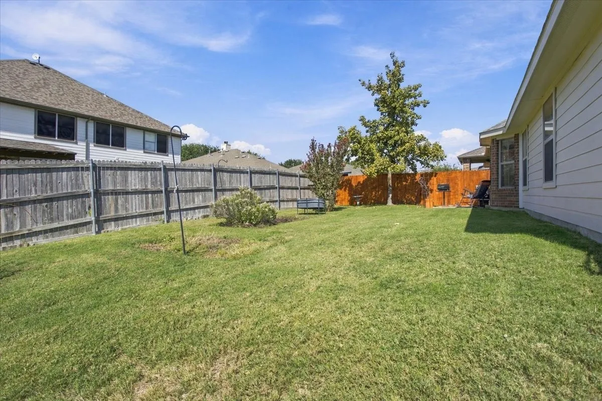 Single Family Residence For Sale in Grayson County , 1524 Hanover Lane, Van Alstyne, Texas 75495, 3 Bedroom, 2 Bathroom, 2 Garage spaces, 1,920 Sqft, built in 2005, mls#21408896, Real Estate Agent in Van Alstyne, Homes For Sale in Grayson county, Homes For Sale in Van Alstyne, Realtor in Van Alstyne Texas, Real Estate Brokerage Independent Realty Texas, Luminita Cordes Realtor